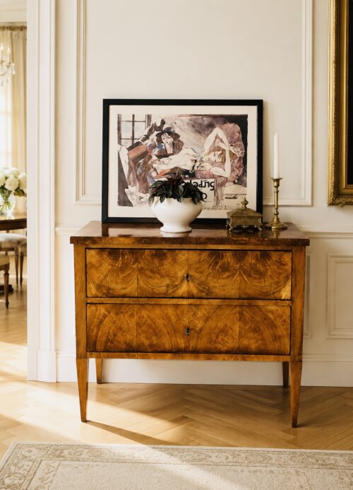 Antike Biedermeier-Kommode 1820er – Wahlnussbaum, gewachst, konische Beine, Schmuckstück