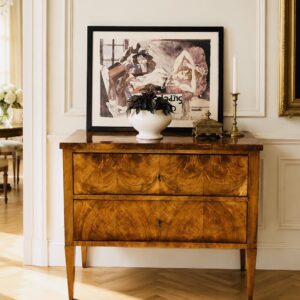 Antike Biedermeier-Kommode 1820er – Wahlnussbaum, gewachst, konische Beine, Schmuckstück