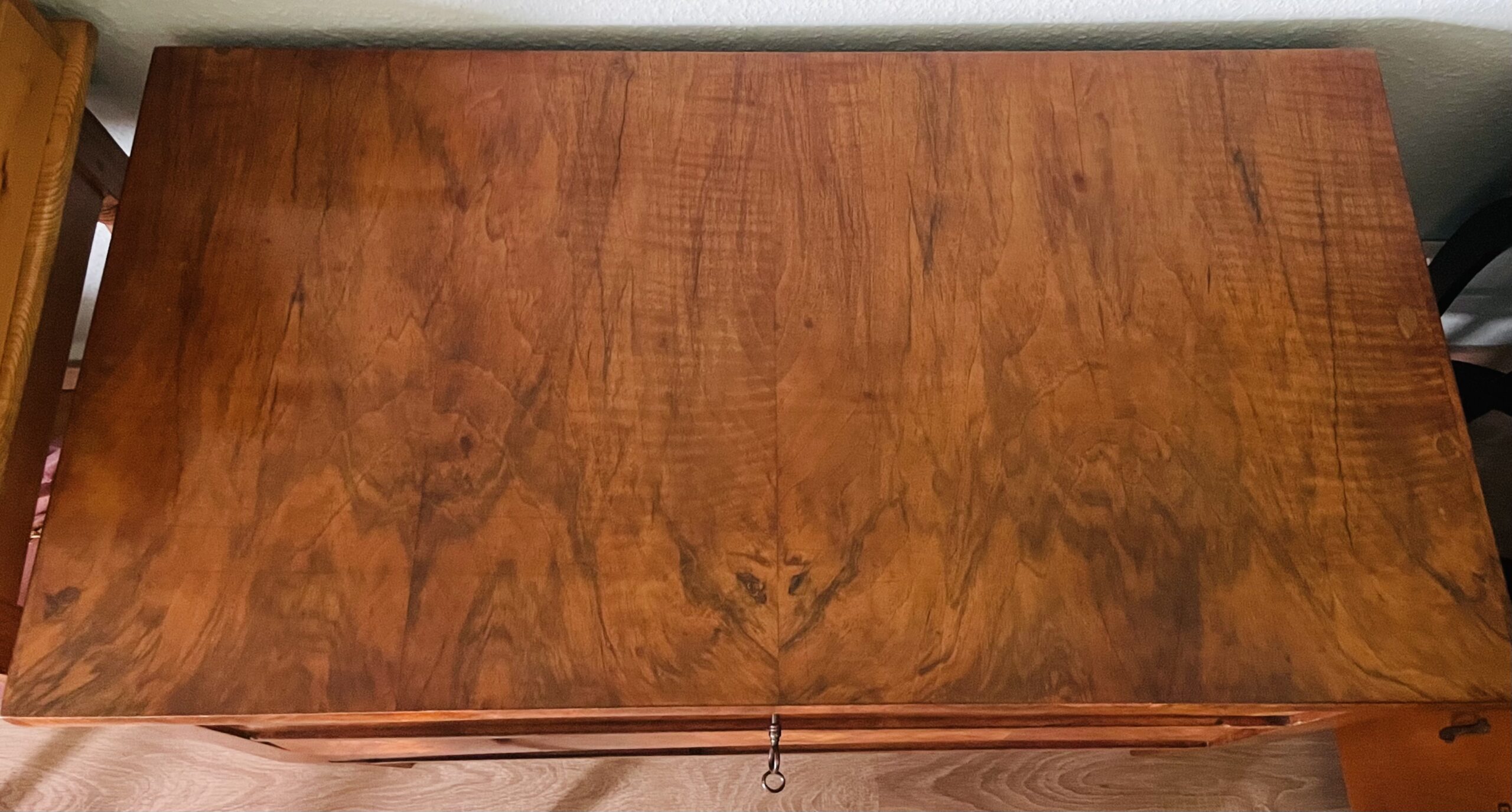 Antike Biedermeier-Kommode 1820er – Wahlnussbaum, gewachst, konische Beine, Schmuckstück
