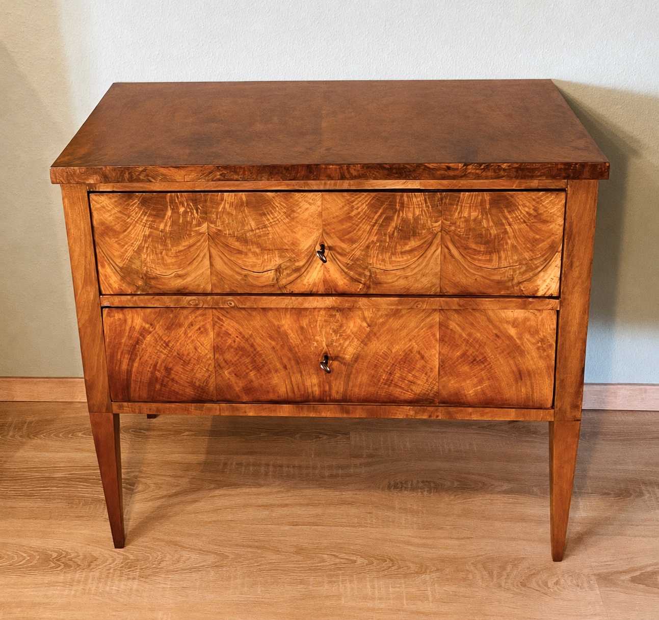 Antike Biedermeier-Kommode 1820er – Wahlnussbaum, gewachst, konische Beine, Schmuckstück