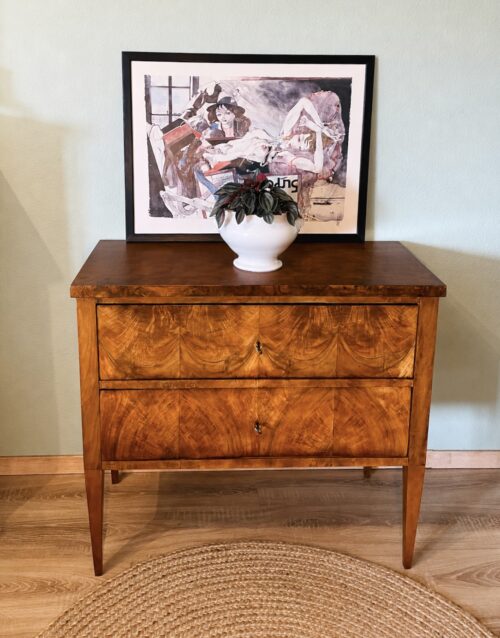 Antike Biedermeier-Kommode 1820er – Wahlnussbaum, gewachst, konische Beine, Schmuckstück