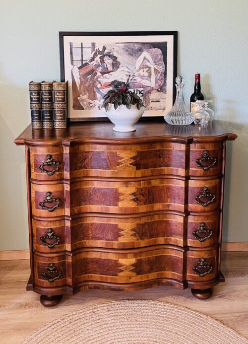 Antike Barock- Stil- Kommode – geschwungene Form, Intarsien, 4 Schubladen, Vintage-Charme