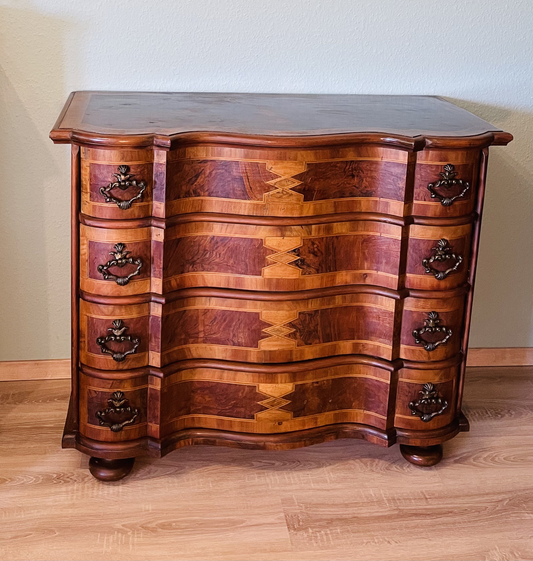Antike Barock- Stil- Kommode – geschwungene Form, Intarsien, 4 Schubladen, Vintage-Charme