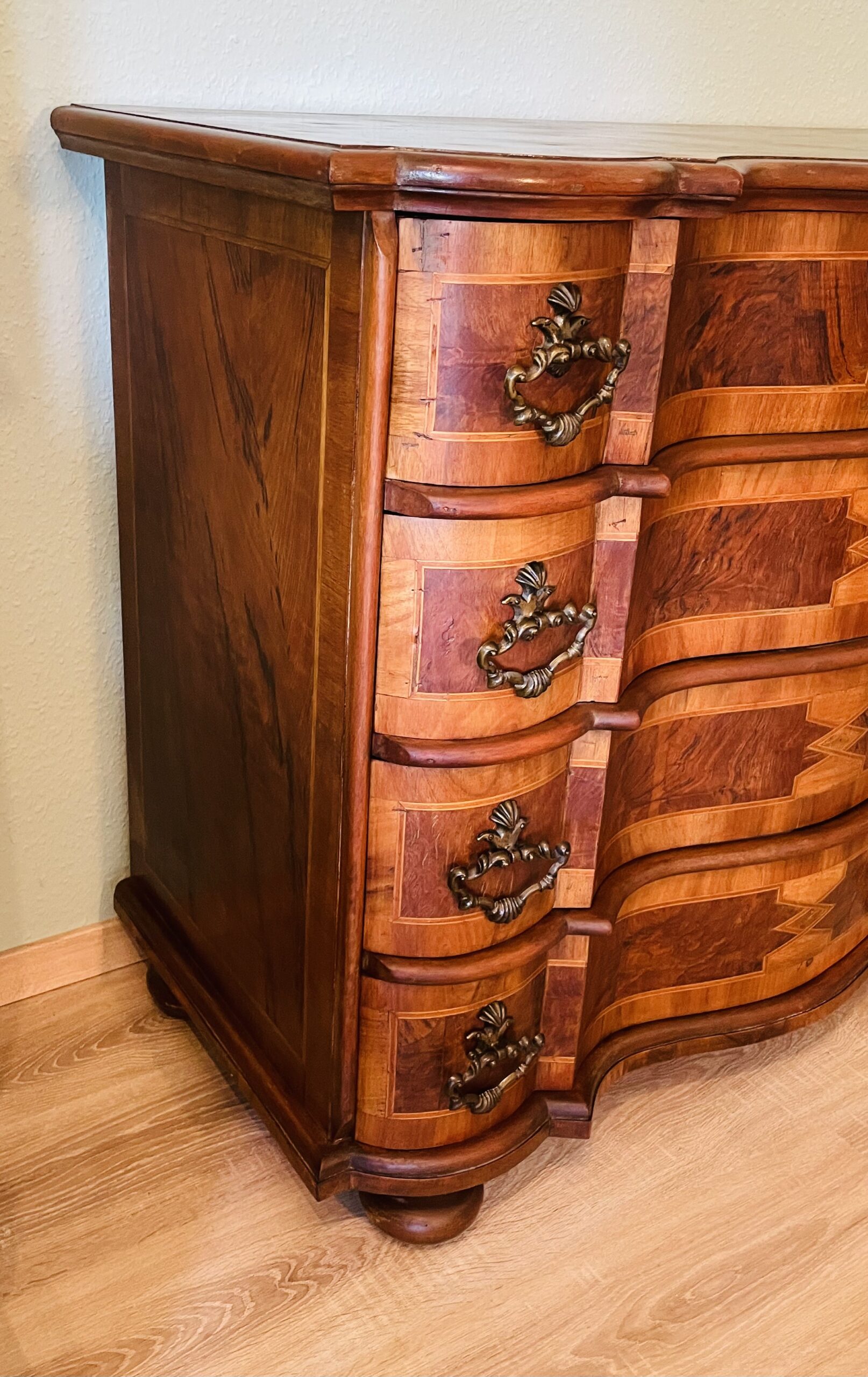 Antike Barock- Stil- Kommode – geschwungene Form, Intarsien, 4 Schubladen, Vintage-Charme