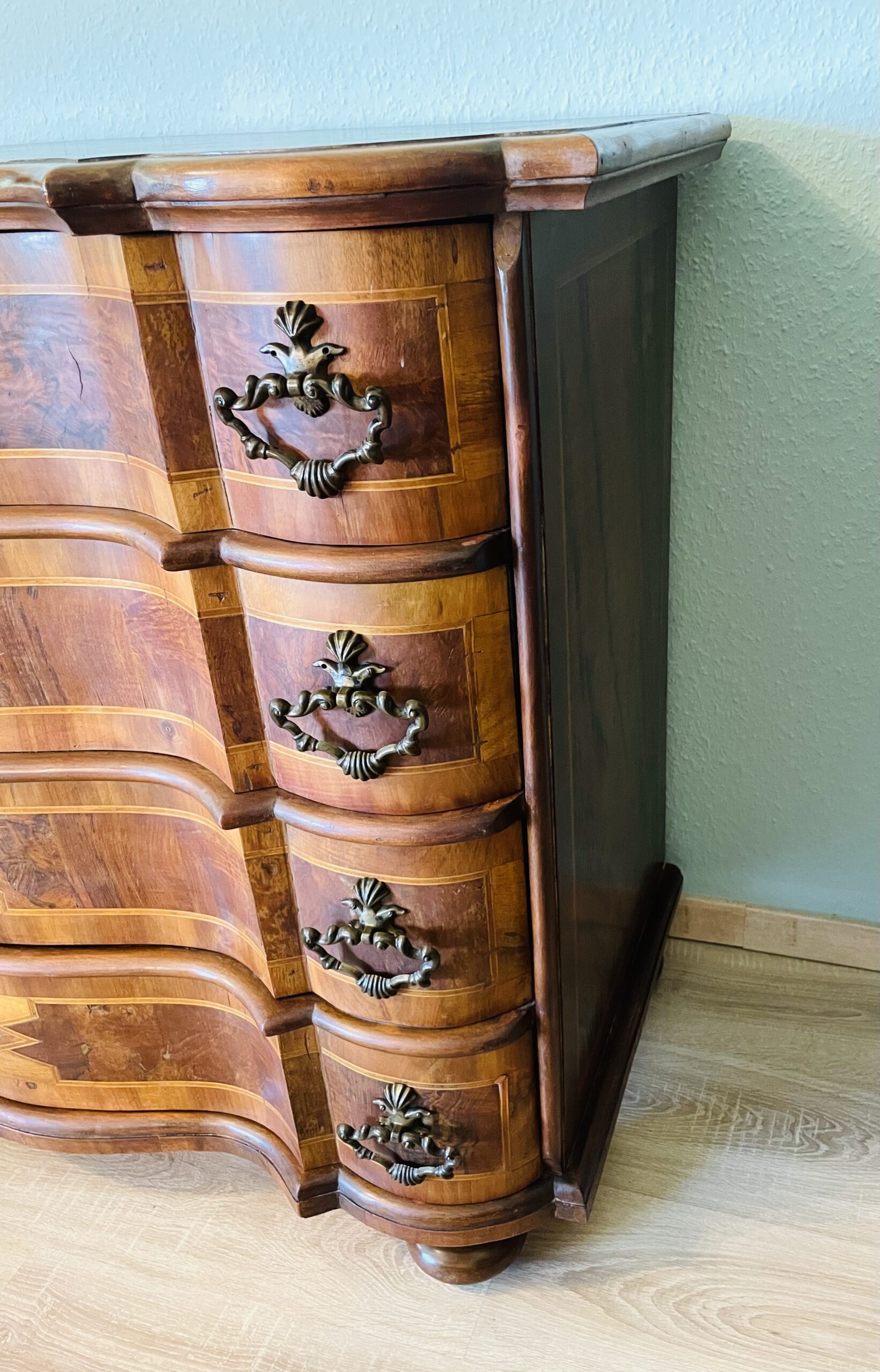 Antike Barock- Stil- Kommode – geschwungene Form, Intarsien, 4 Schubladen, Vintage-Charme