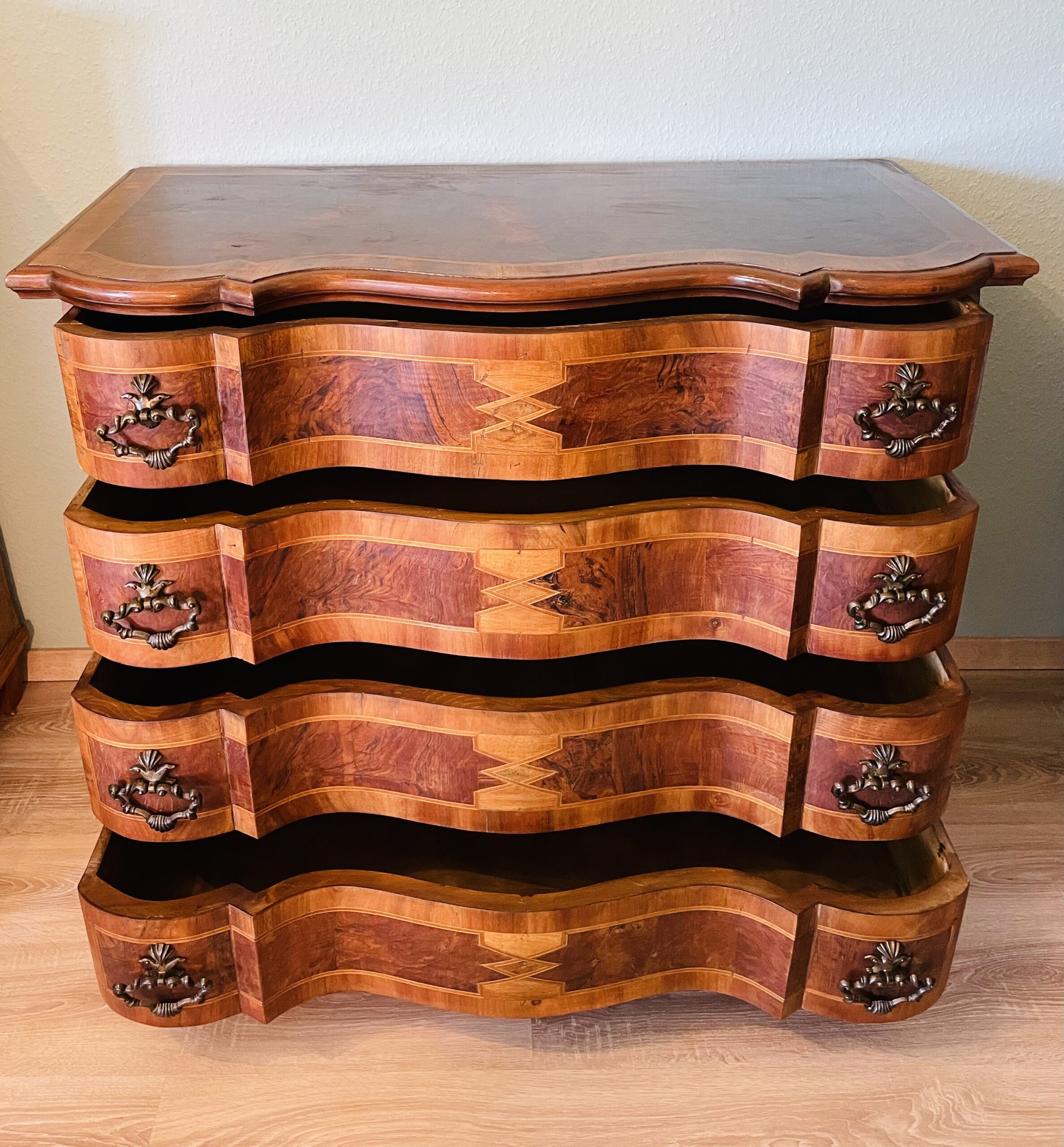 Antike Barock- Stil- Kommode – geschwungene Form, Intarsien, 4 Schubladen, Vintage-Charme