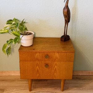 Vintage Nachttisch | Dänisches Mid Century Modern 1960er | Holz & Messinggriffe | 50x35x49 cm
