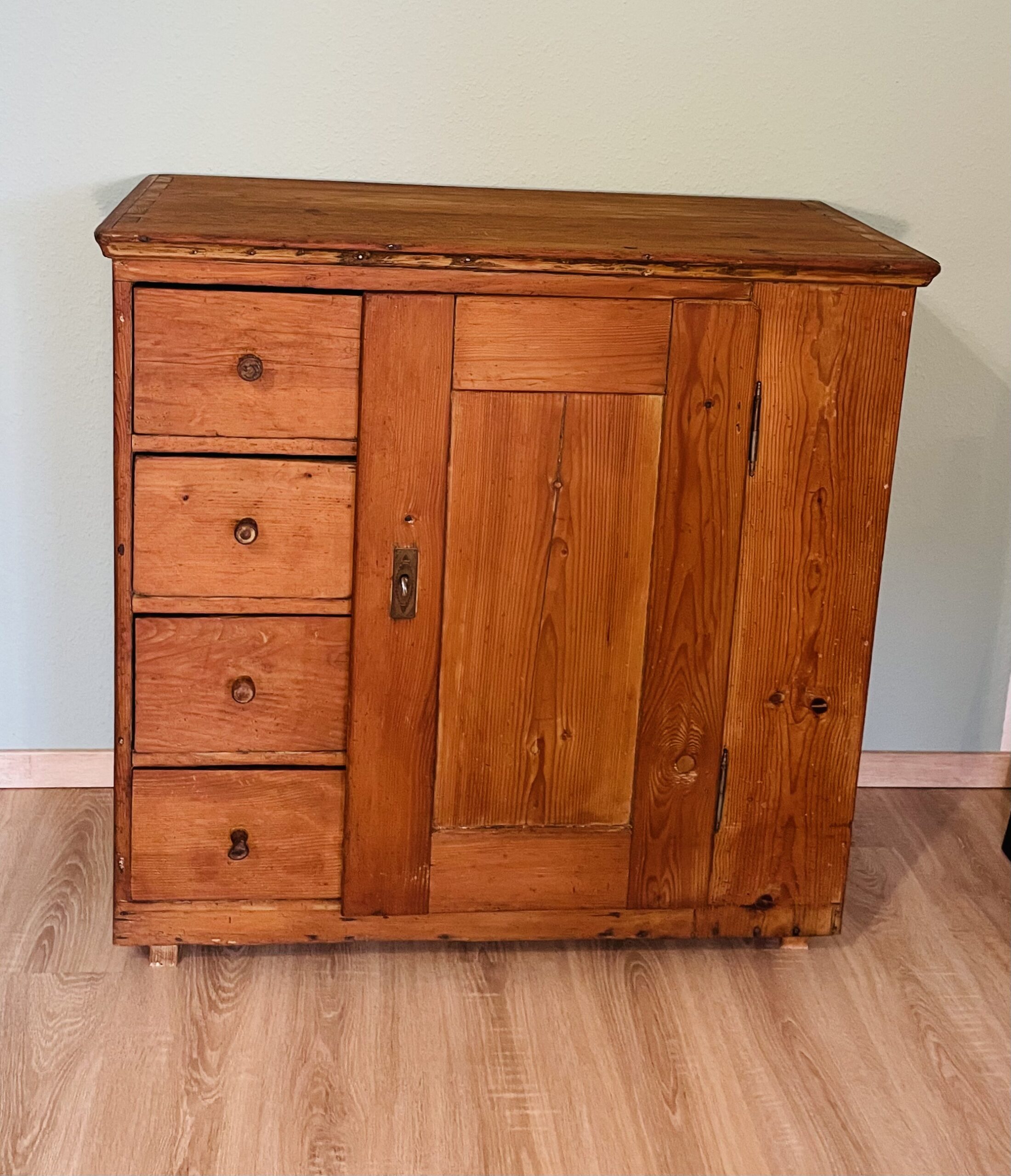 Antike Kommode/Brotschrank – Biedermeier 1840er aus Weichholz, Honigton, 4 Schubladen, Landhaus