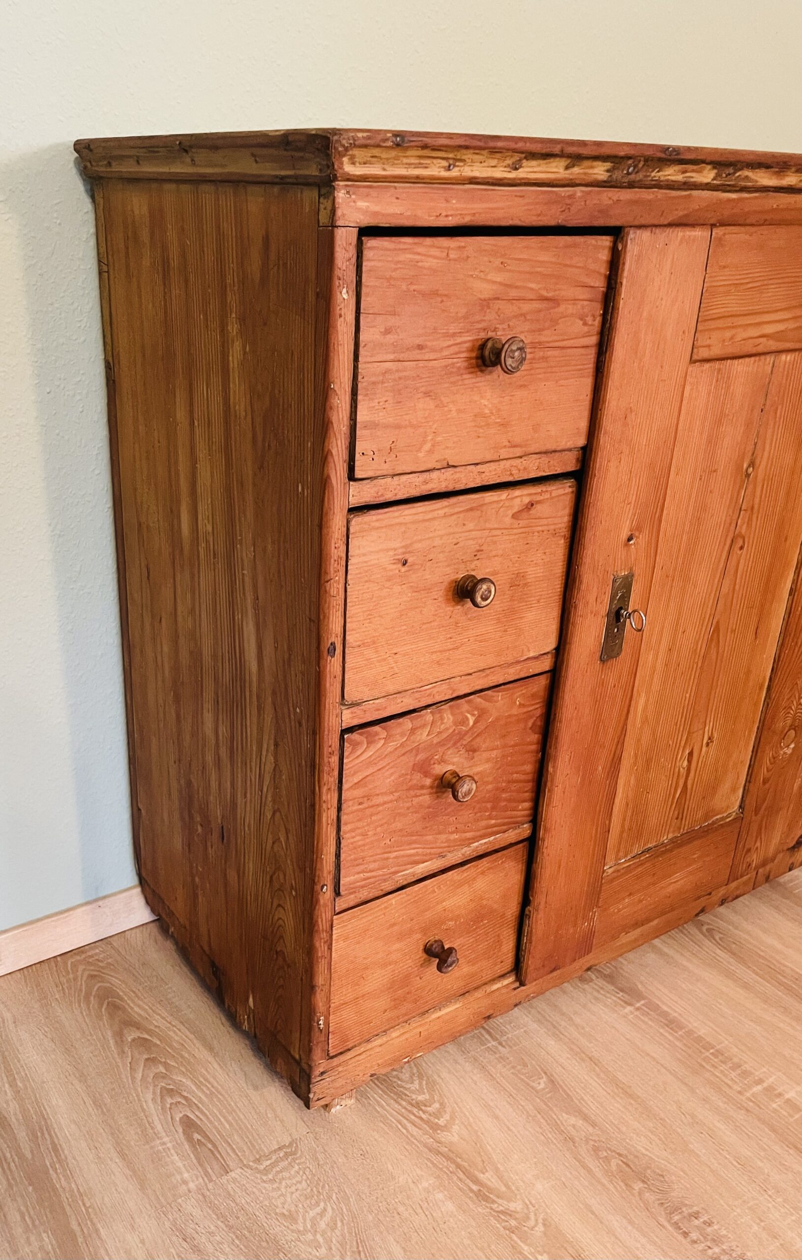 Antike Kommode/Brotschrank – Biedermeier 1840er aus Weichholz, Honigton, 4 Schubladen, Landhaus