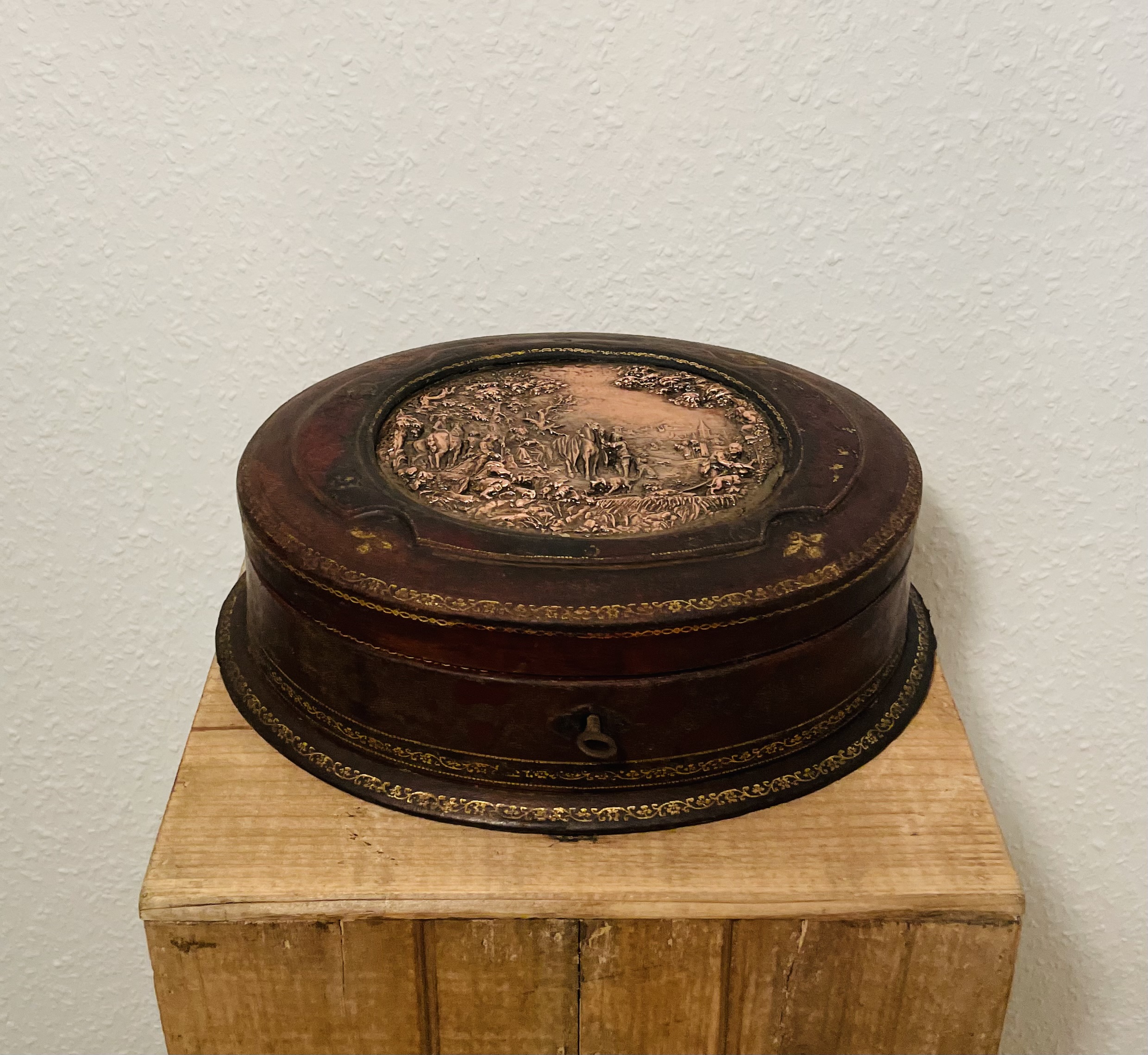 Antike Lederschmuckschatulle 1920er – Messingmotiv, Samtbezug, Schlüssel