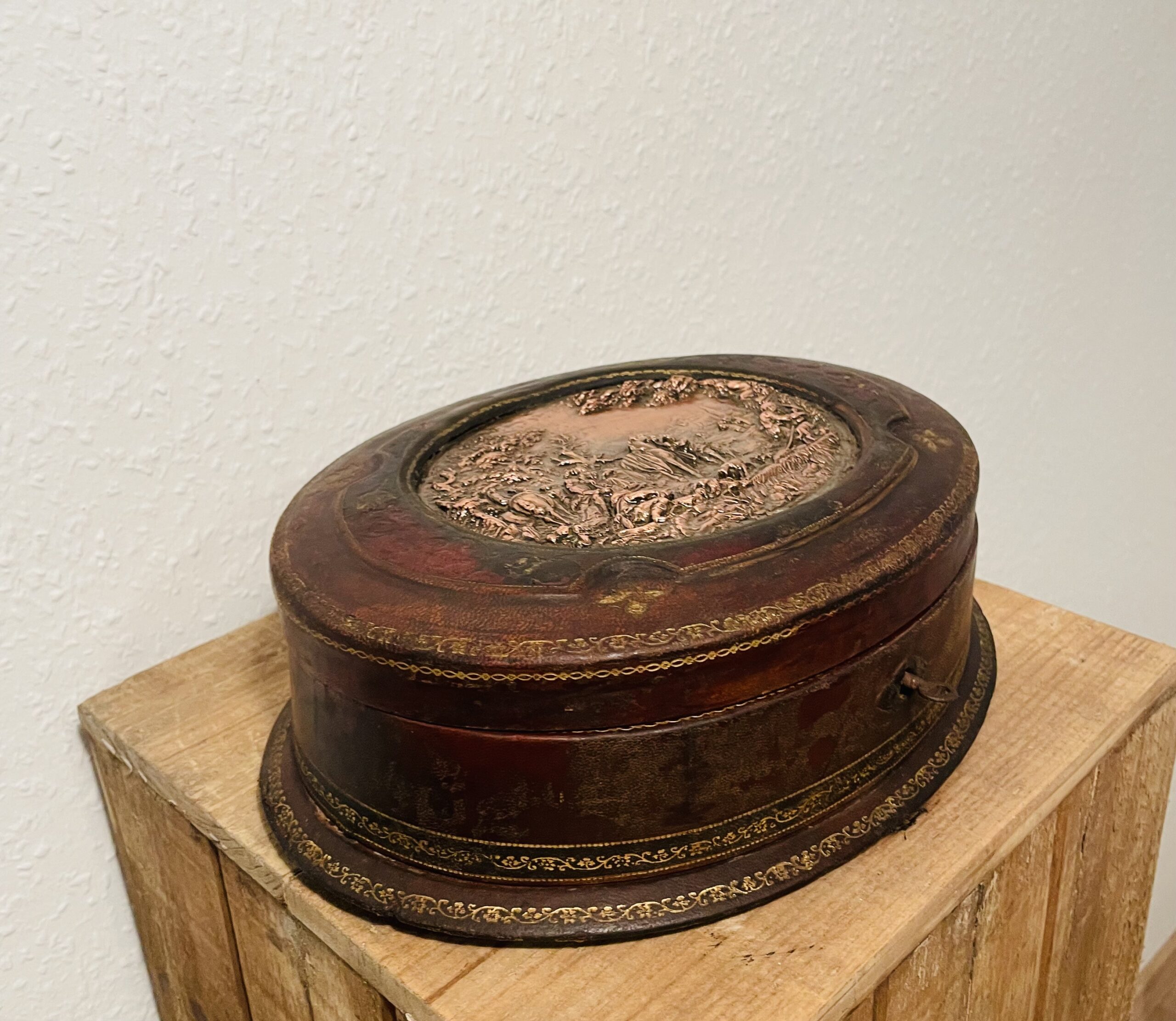 Antike Lederschmuckschatulle 1920er – Messingmotiv, Samtbezug, Schlüssel