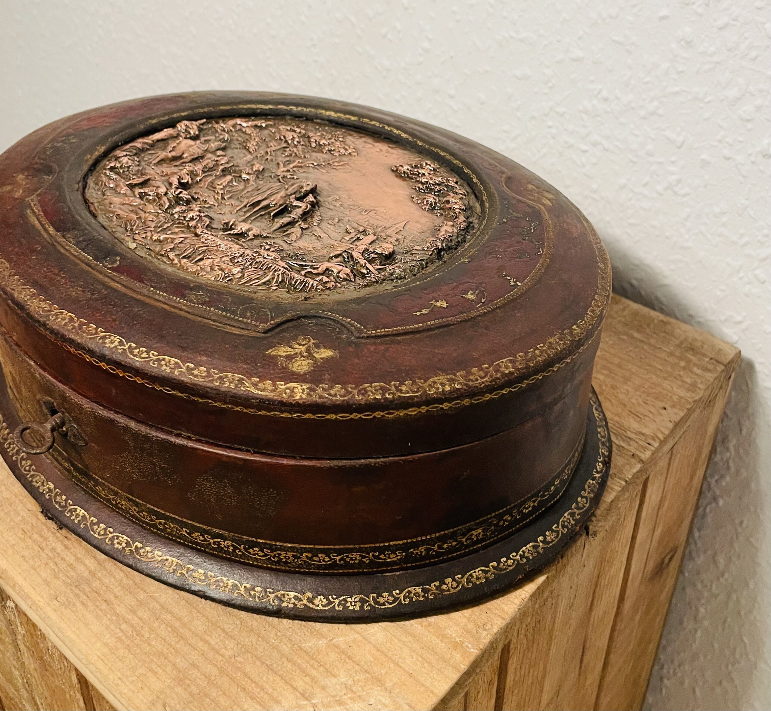 Antike Lederschmuckschatulle 1920er – Messingmotiv, Samtbezug, Schlüssel