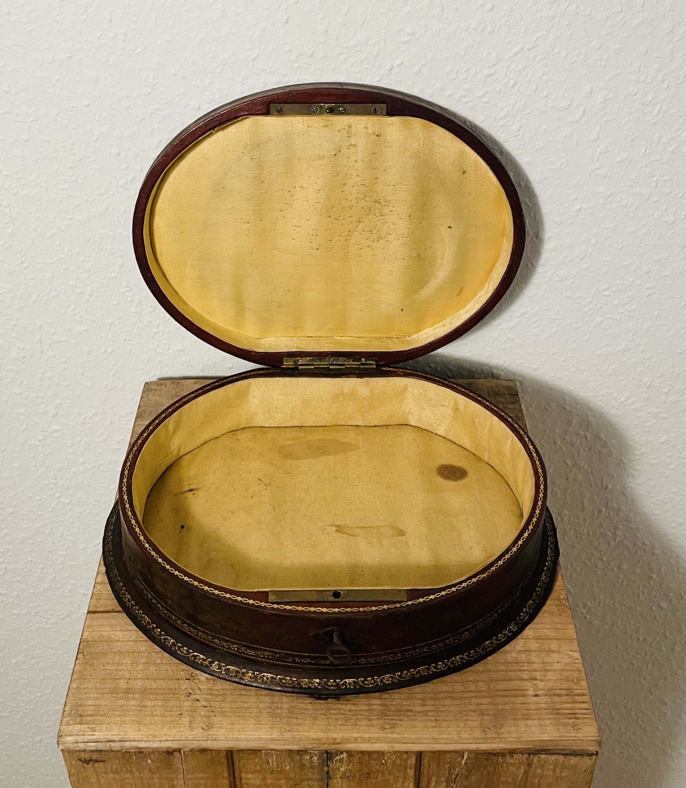 Antike Lederschmuckschatulle 1920er – Messingmotiv, Samtbezug, Schlüssel