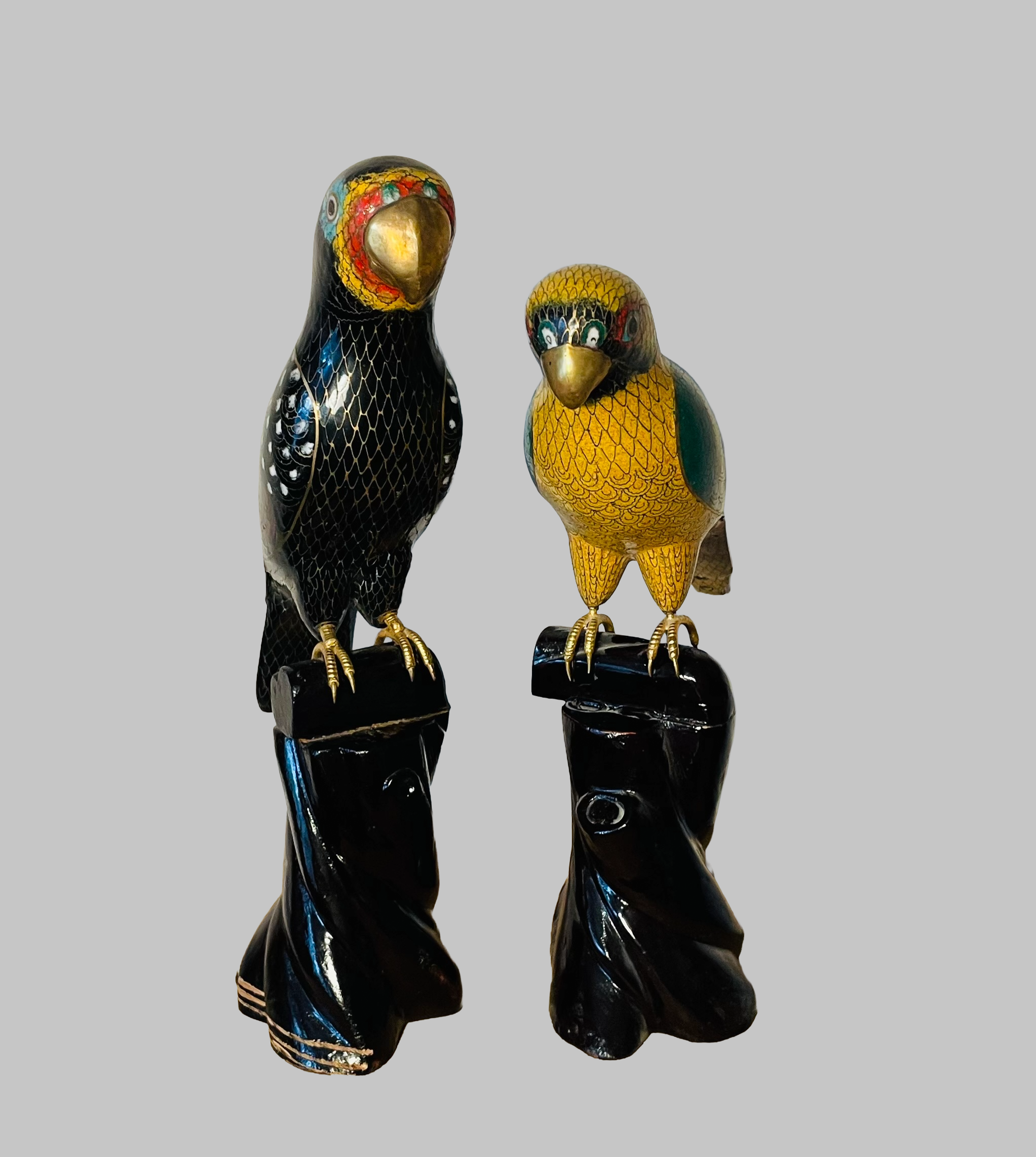 Hochwertiges Vintage-Chinesisches Cloisonne-Papageienpaar mit geschnitzten Holzsockeln, ca. 27x9x28
