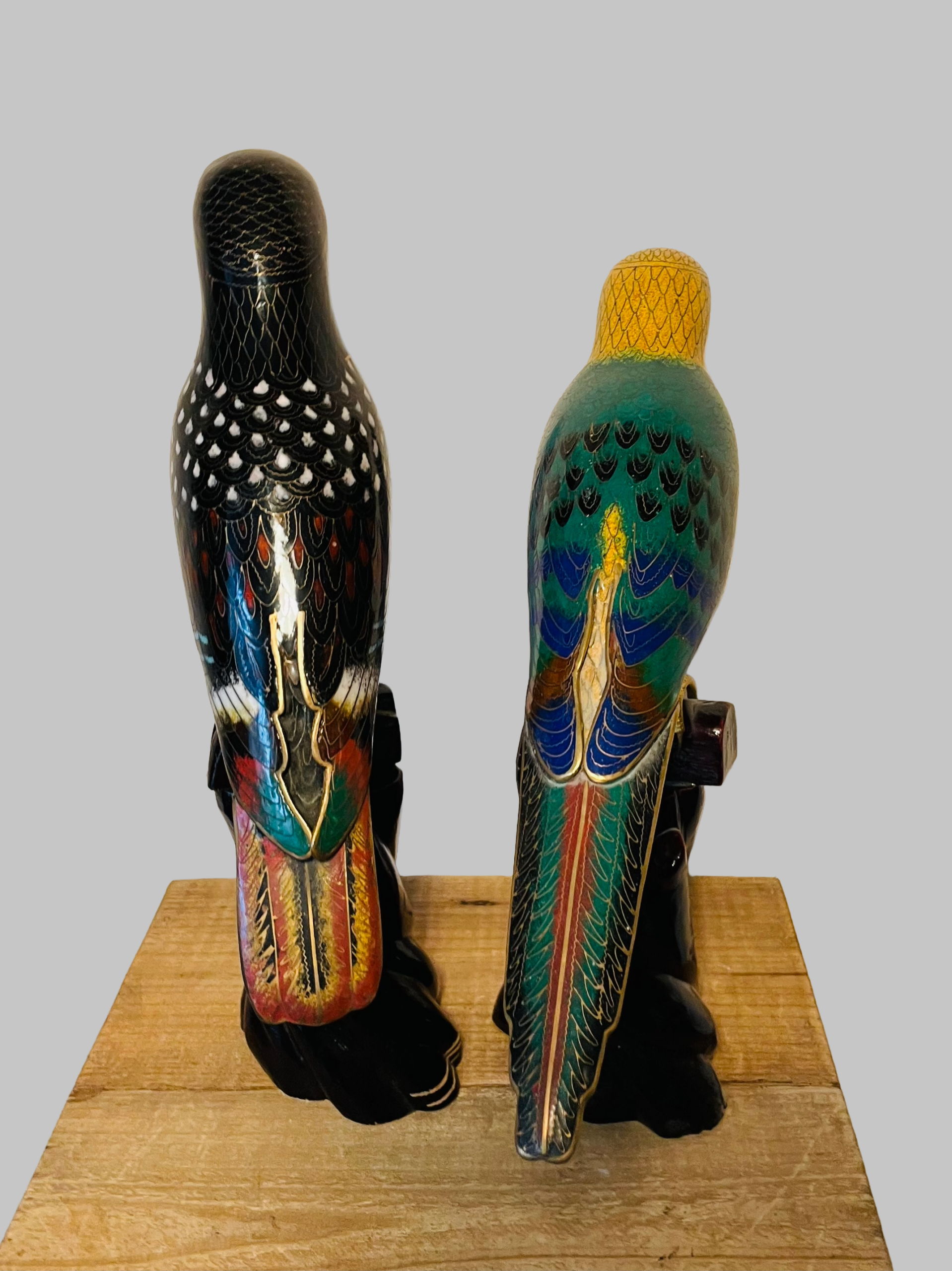 Hochwertiges Vintage-Chinesisches Cloisonne-Papageienpaar mit geschnitzten Holzsockeln, ca. 27x9x28