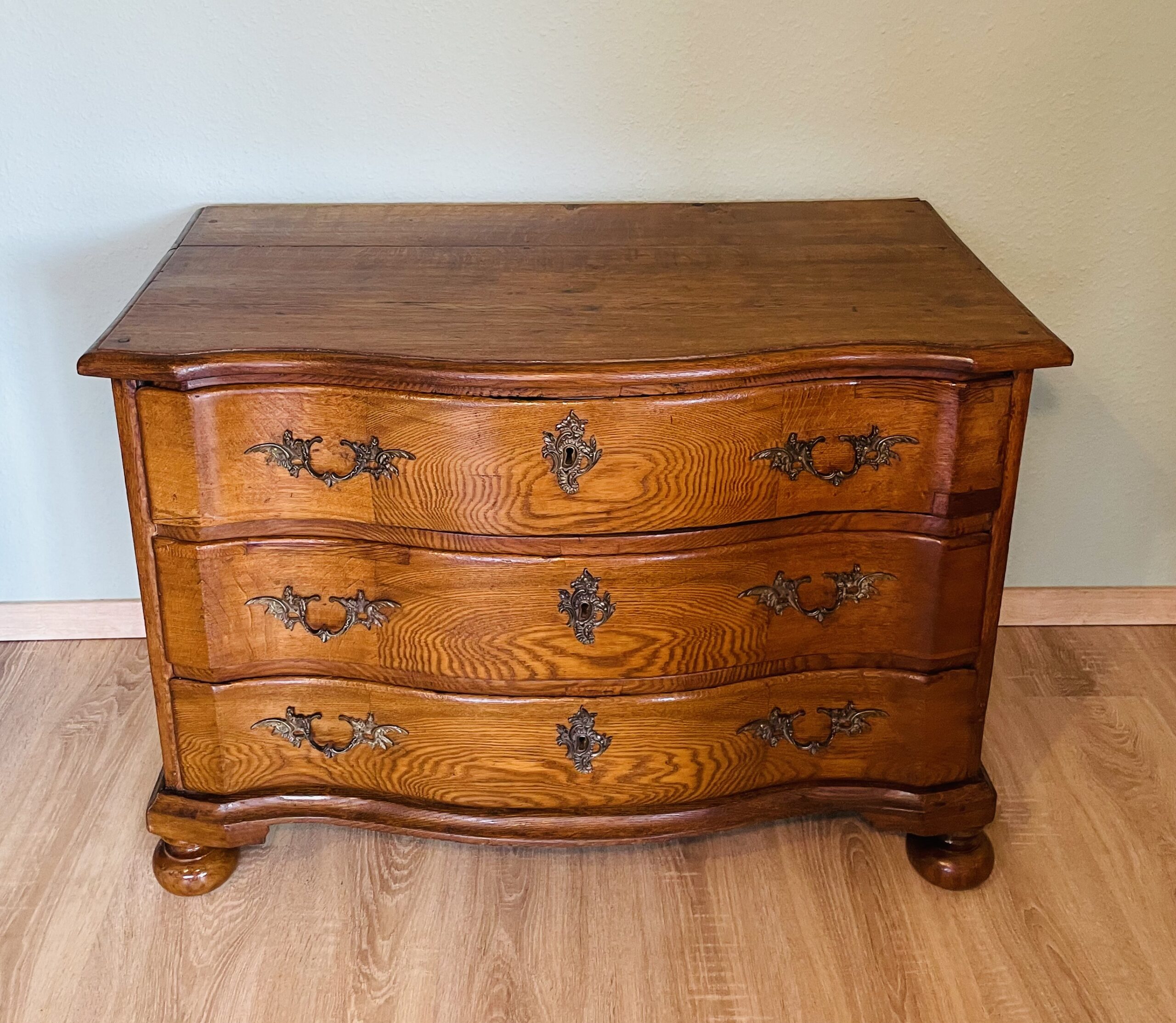 Historische Spätbarock-Kommode 1750-1790, massivholz, drei Schubladen, Messingbeschläge - eine authentische Augenweide