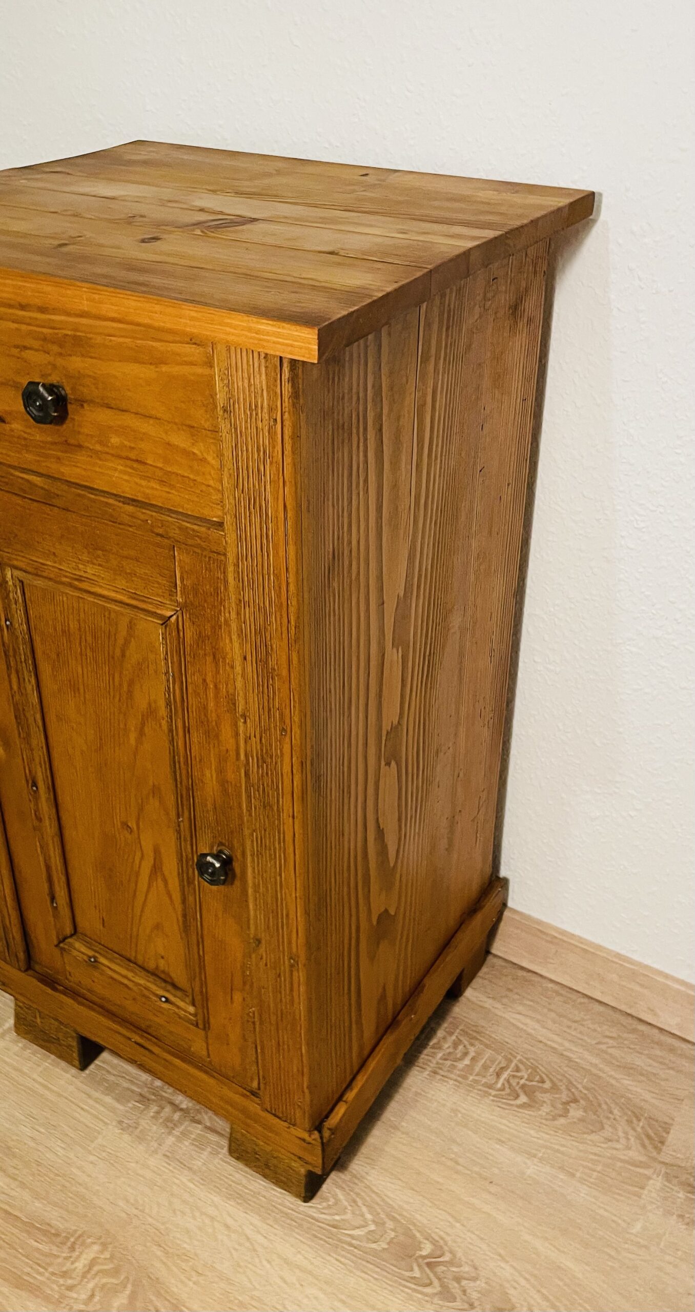 Antiker Nachttisch im Jugendstil aus Weichholz – Landhaus, Honigton, mit Messinggriffen