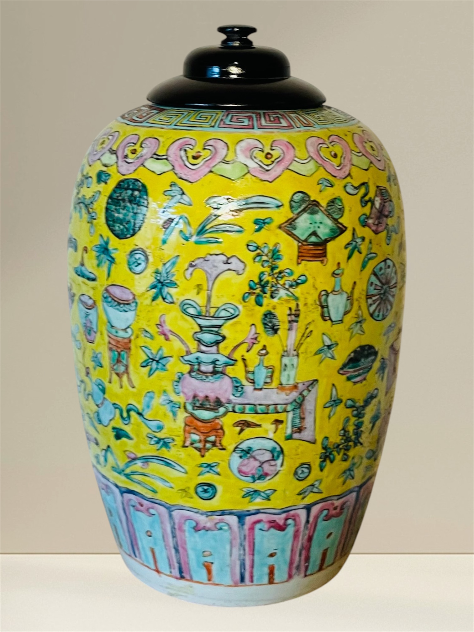 Antike chinesische Vase aus Republik-Periode (ca. 1912) mit Holzdeckel, Zertifikat Nr.216, klassisches Reliefmotiv, 30 cm Hoch