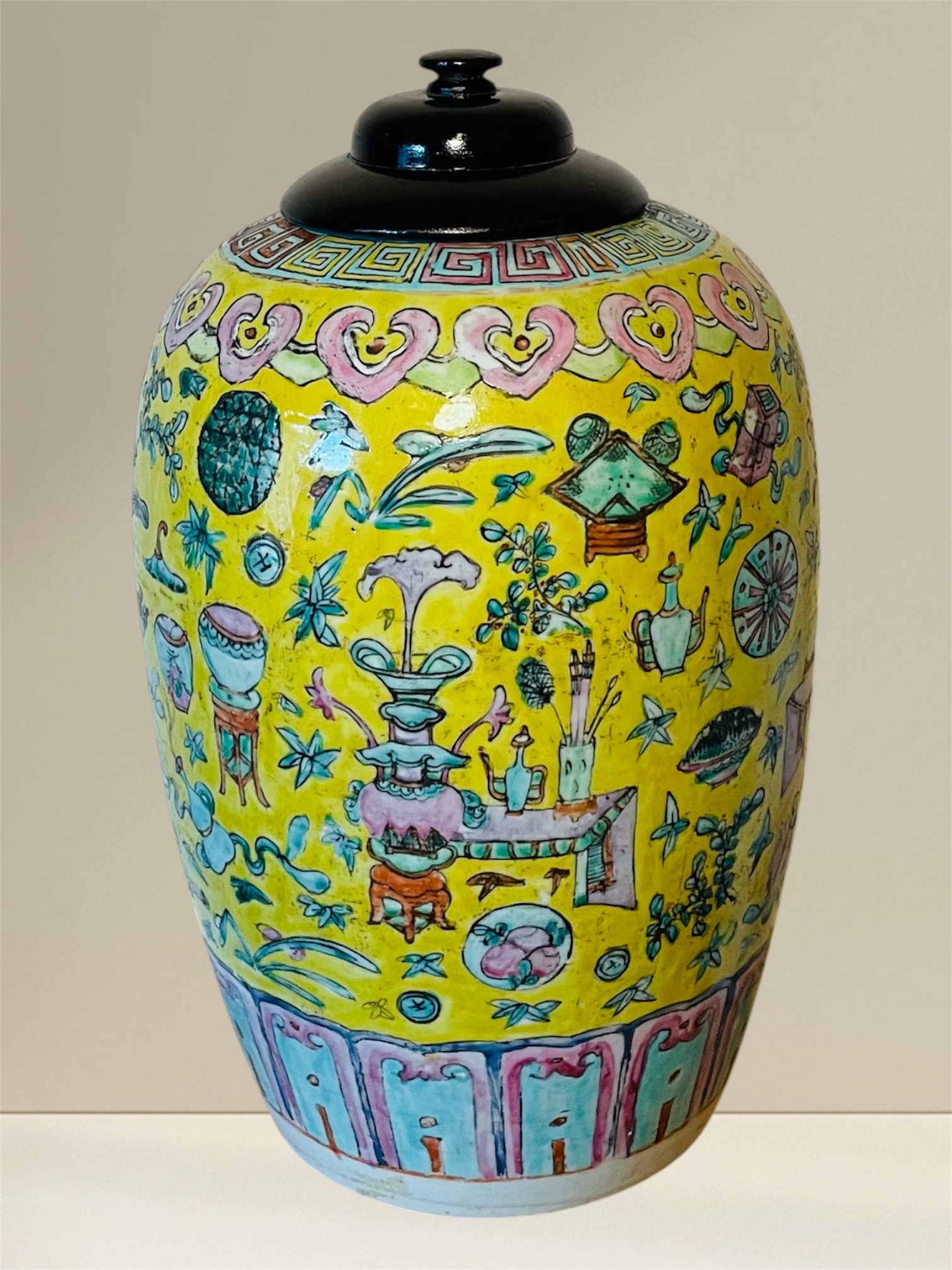 Antike chinesische Vase aus Republik-Periode (ca. 1912) mit Holzdeckel, Zertifikat Nr.216, klassisches Reliefmotiv, 30 cm Hoch