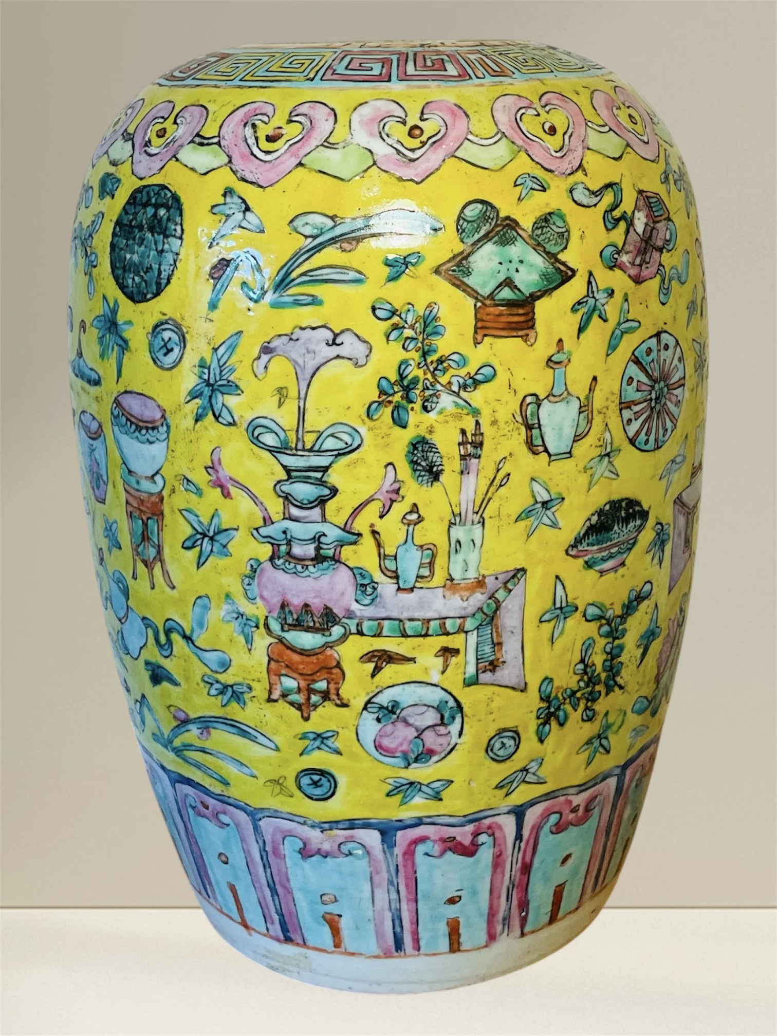 Antike chinesische Vase aus Republik-Periode (ca. 1912) mit Holzdeckel, Zertifikat Nr.216, klassisches Reliefmotiv, 30 cm Hoch