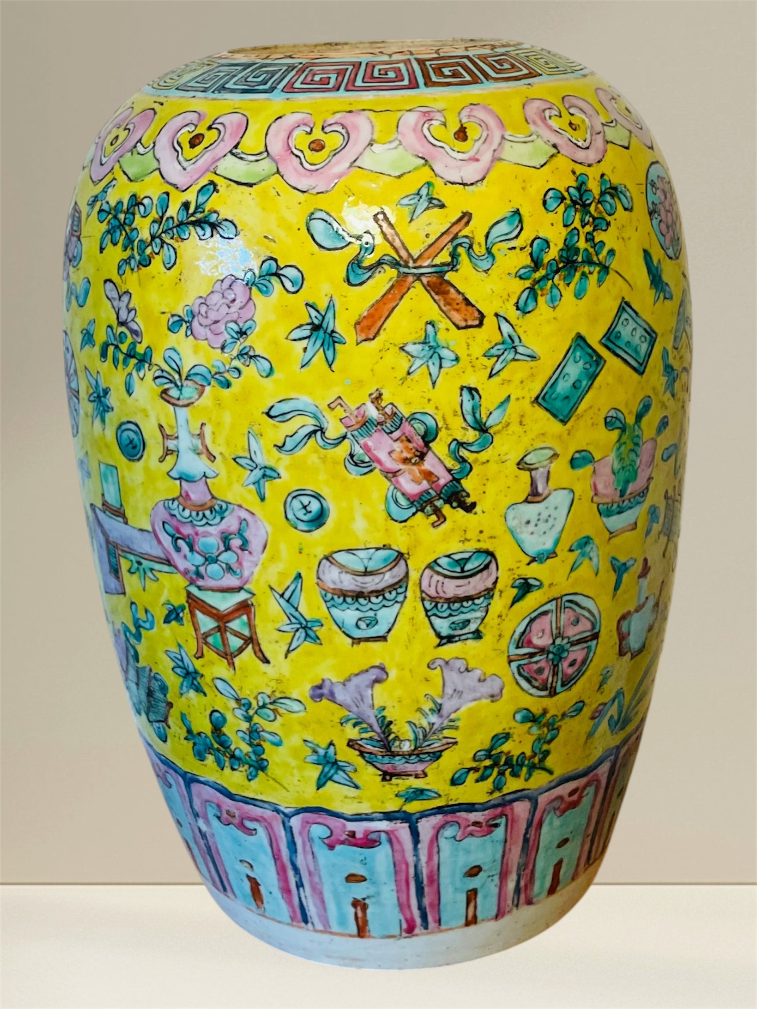 Antike chinesische Vase aus Republik-Periode (ca. 1912) mit Holzdeckel, Zertifikat Nr.216, klassisches Reliefmotiv, 30 cm Hoch