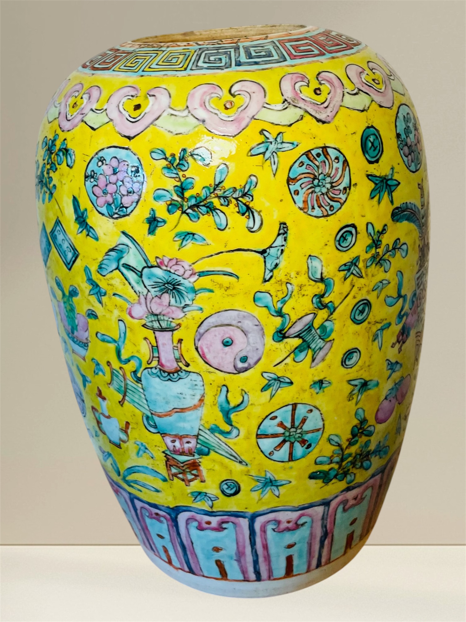 Antike chinesische Vase aus Republik-Periode (ca. 1912) mit Holzdeckel, Zertifikat Nr.216, klassisches Reliefmotiv, 30 cm Hoch