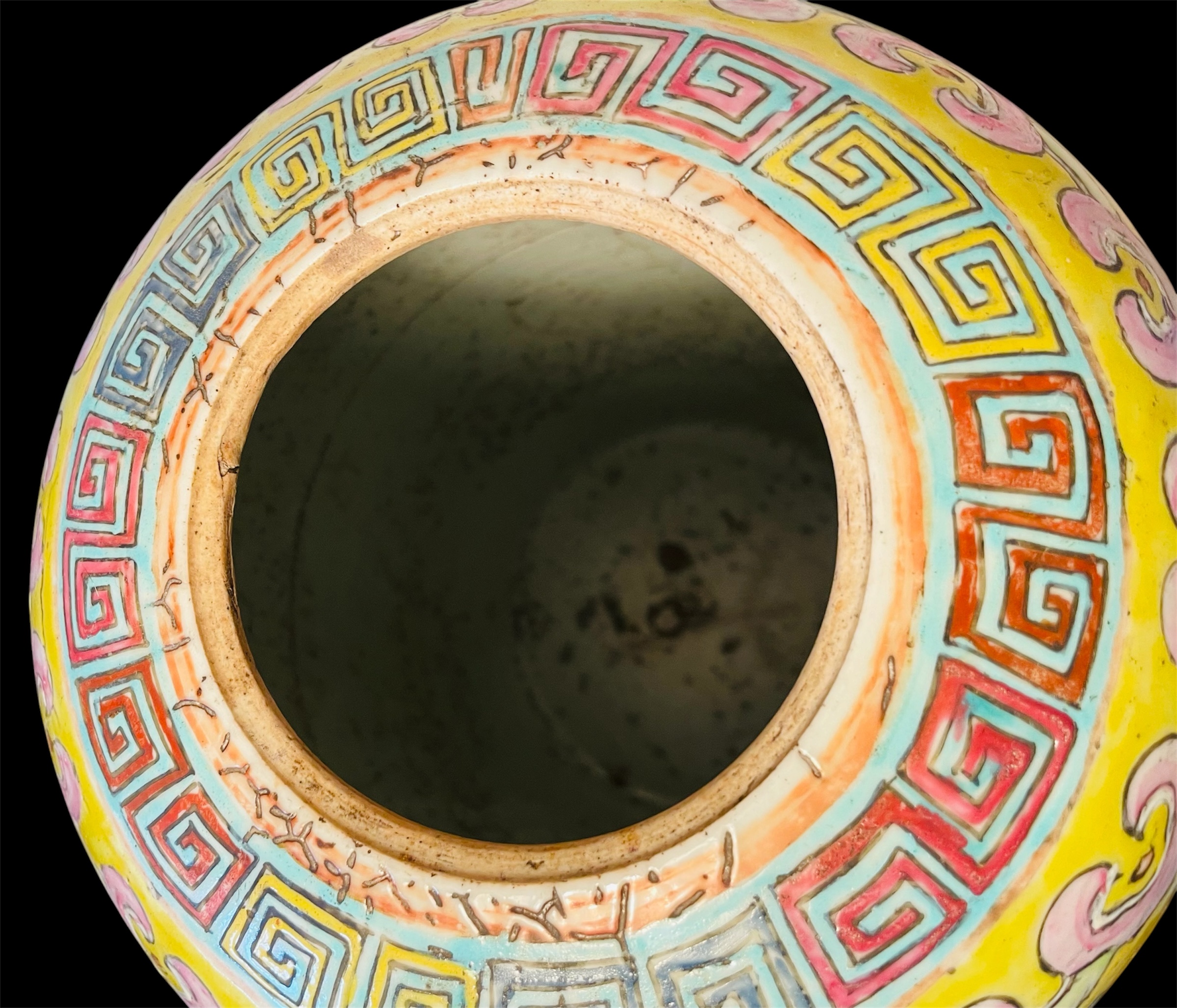 Antike chinesische Vase aus Republik-Periode (ca. 1912) mit Holzdeckel, Zertifikat Nr.216, klassisches Reliefmotiv, 30 cm Hoch