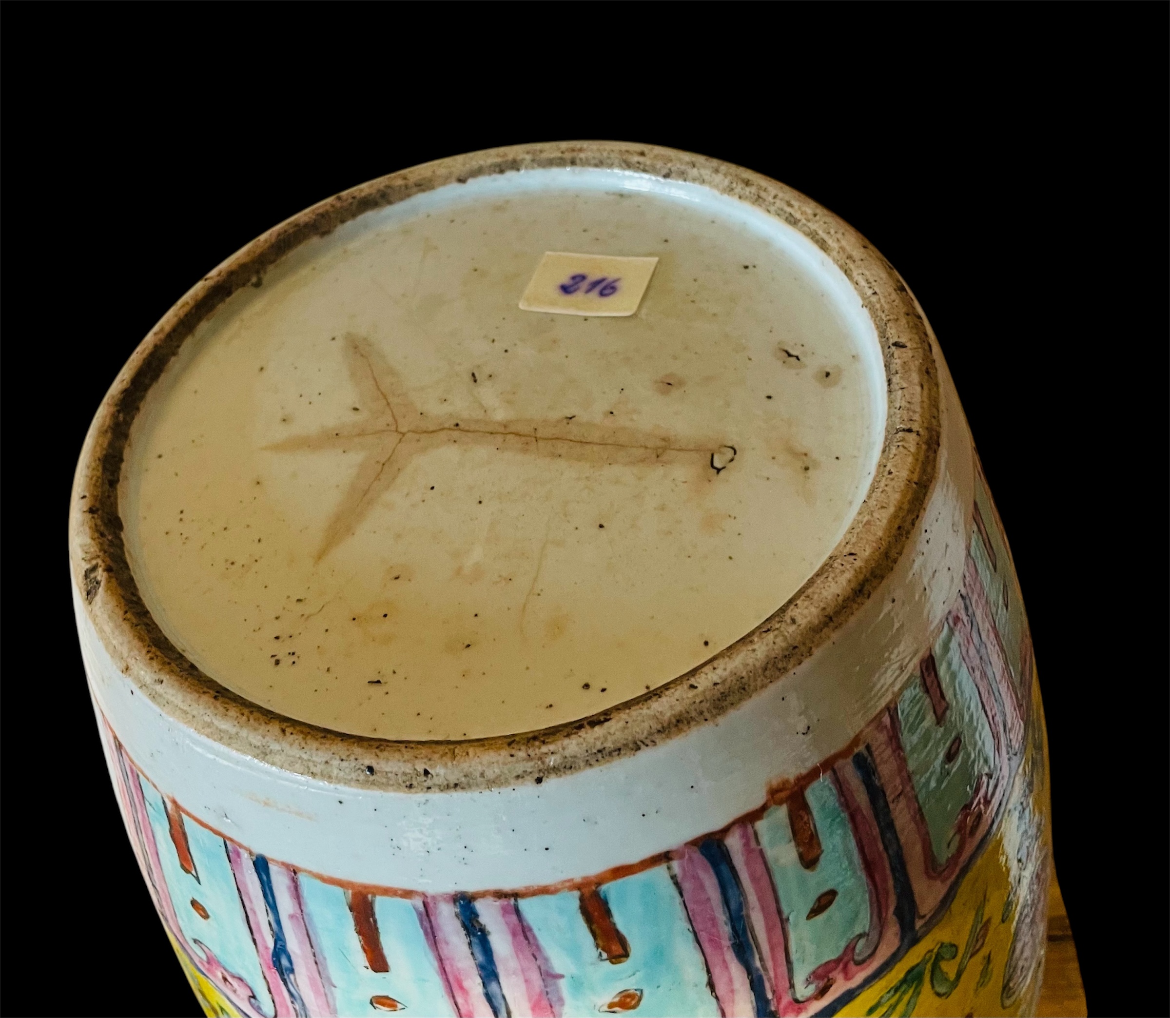 Antike chinesische Vase aus Republik-Periode (ca. 1912) mit Holzdeckel, Zertifikat Nr.216, klassisches Reliefmotiv, 30 cm Hoch
