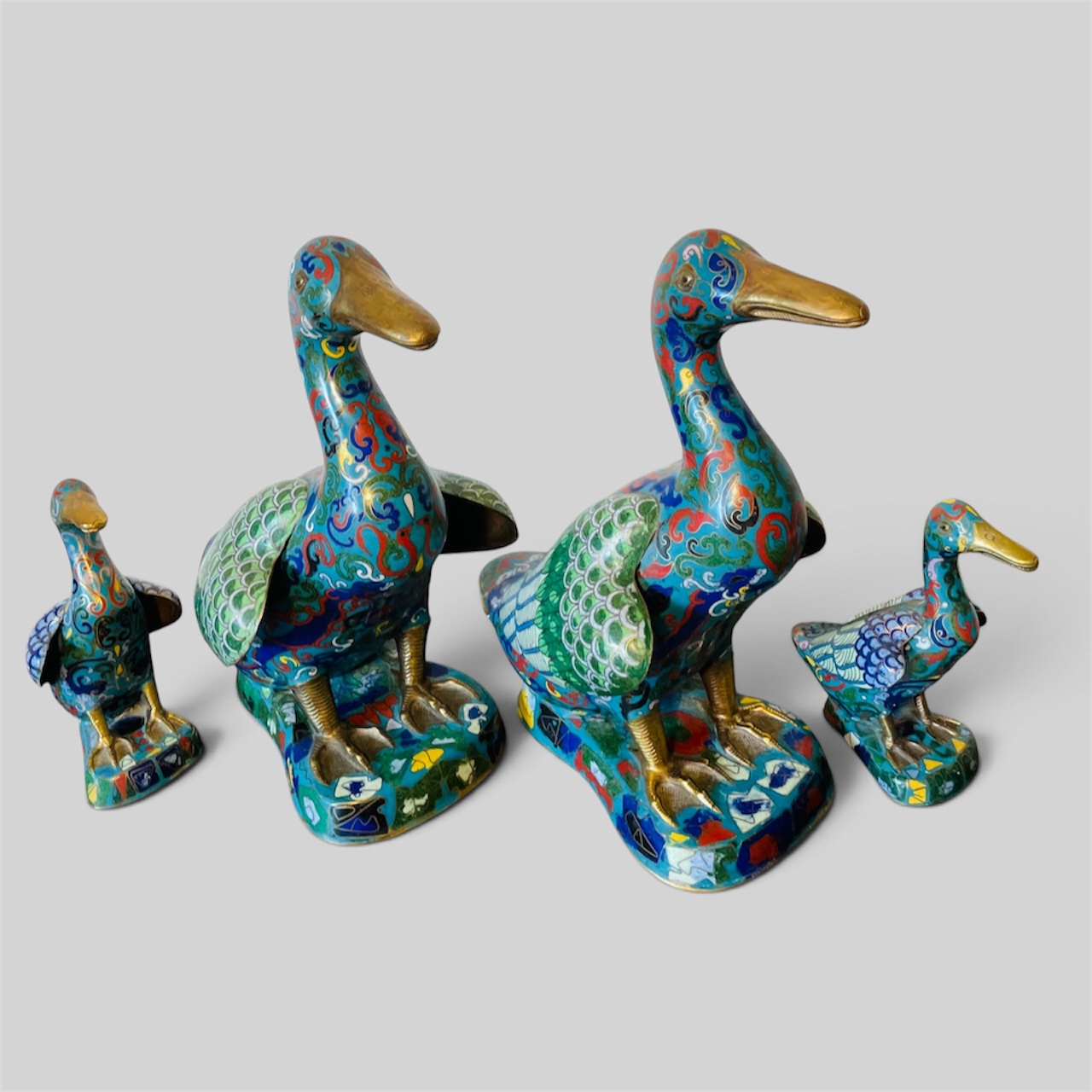 Historisches Cloisonné-Ente-Set, frühe Republikzeit, zwei kleine + zwei große Enten mit Münzböden, antik