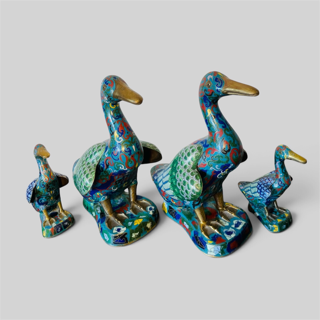 Historisches Cloisonné-Ente-Set, frühe Republikzeit, zwei kleine + zwei große Enten mit Münzböden, antik