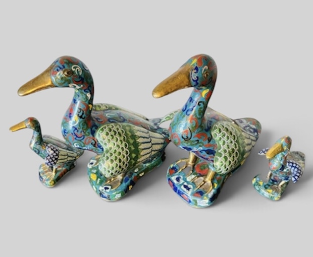 Historisches Cloisonné-Ente-Set, frühe Republikzeit, zwei kleine + zwei große Enten mit Münzböden, antik