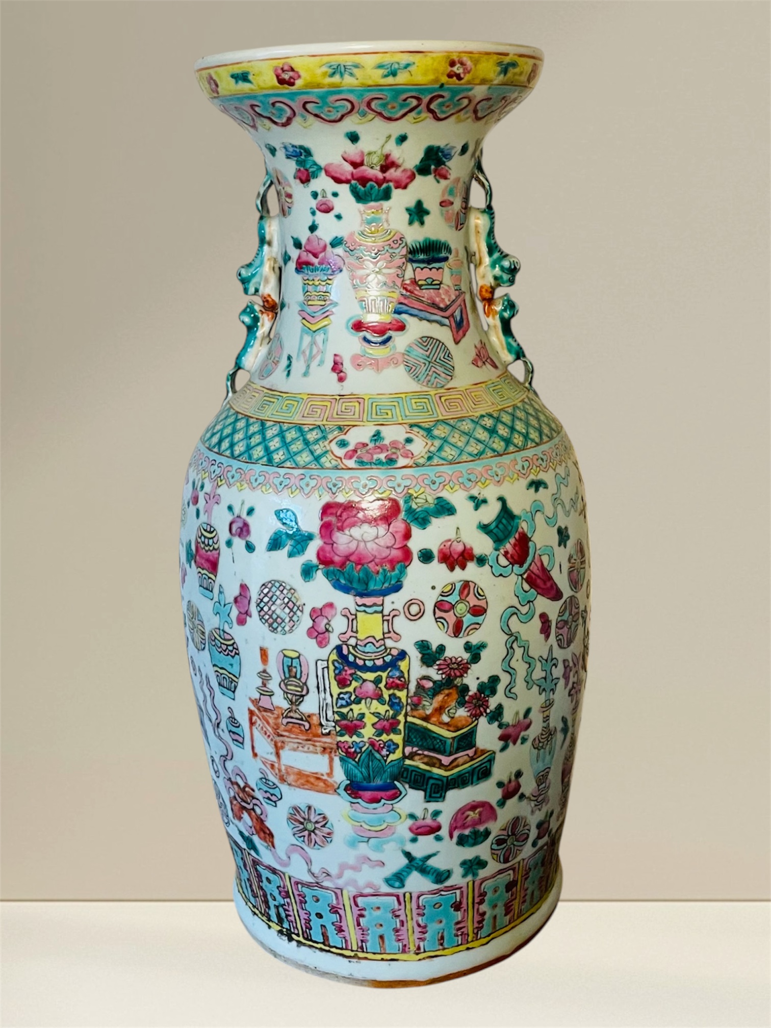 Antike Tongzhi-Vase im Famille Rose Stil mit Tierkopf-Henkeln, Qing-Dynastie (1862-1875) Zertifikat Nr. 202