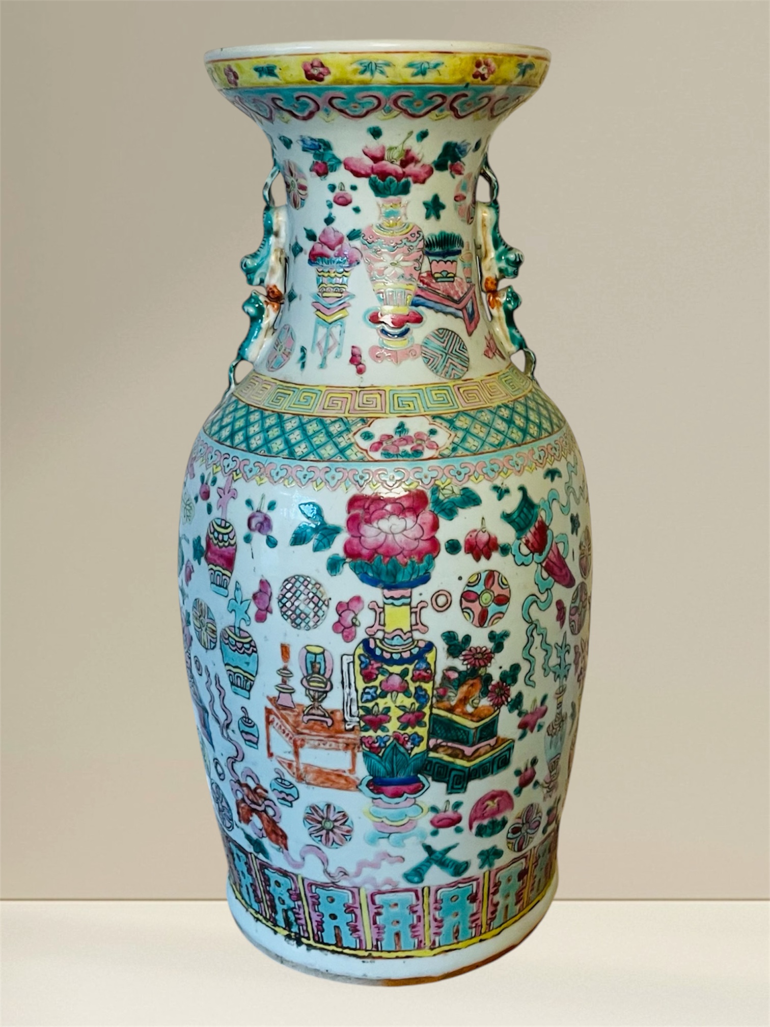Antike Tongzhi-Vase im Famille Rose Stil mit Tierkopf-Henkeln, Qing-Dynastie (1862-1875) Zertifikat Nr. 202