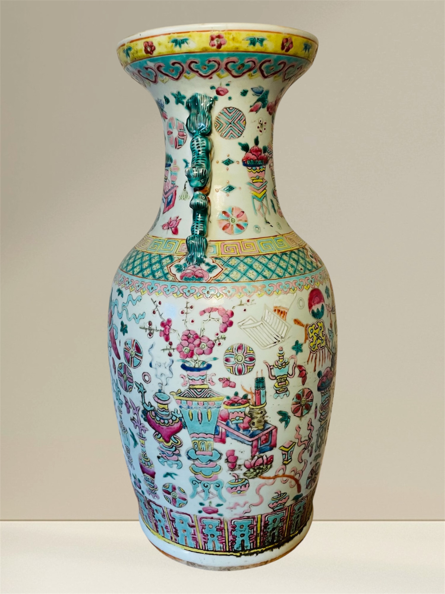 Antike Tongzhi-Vase im Famille Rose Stil mit Tierkopf-Henkeln, Qing-Dynastie (1862-1875) Zertifikat Nr. 202