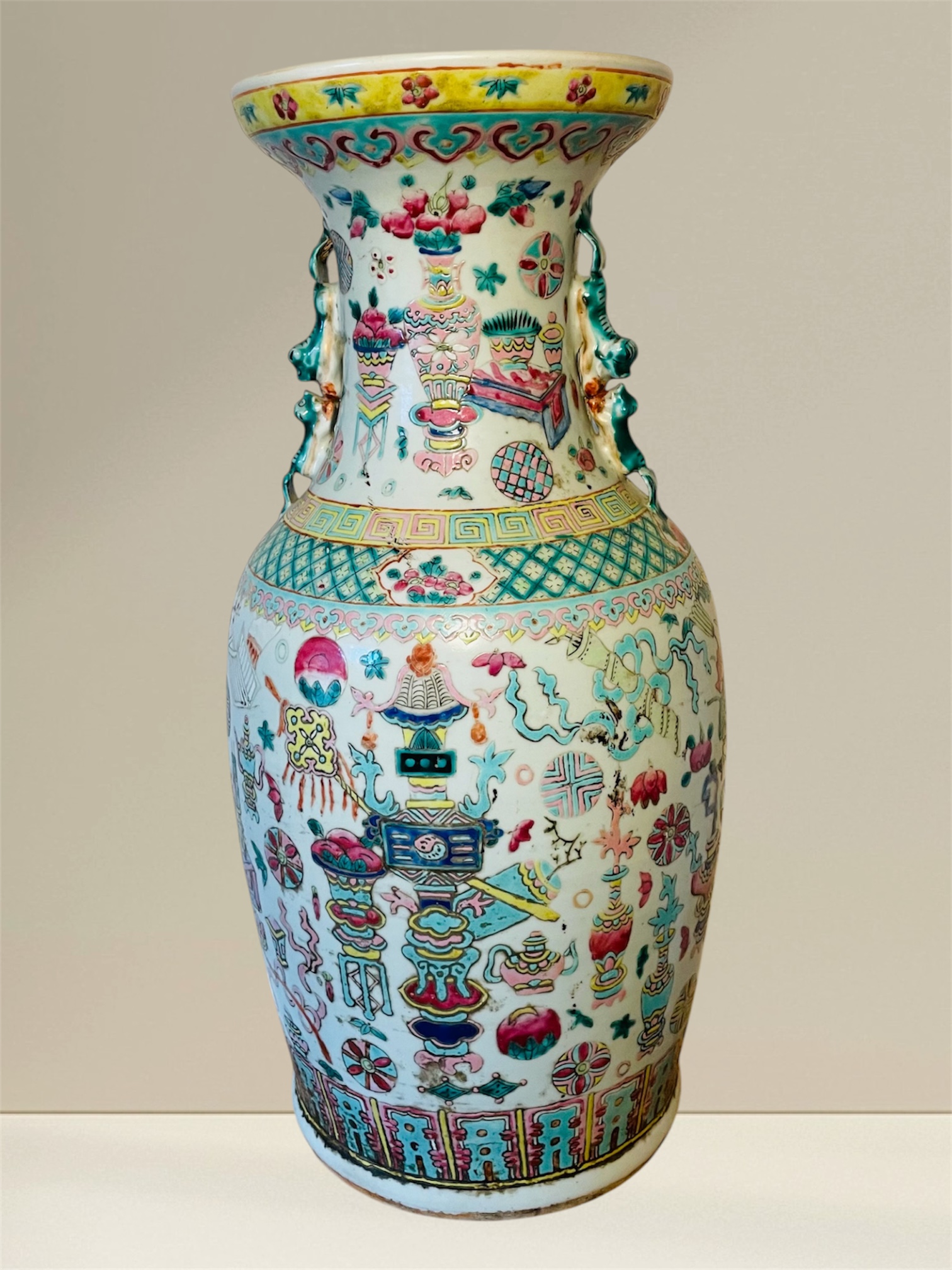 Antike Tongzhi-Vase im Famille Rose Stil mit Tierkopf-Henkeln, Qing-Dynastie (1862-1875) Zertifikat Nr. 202