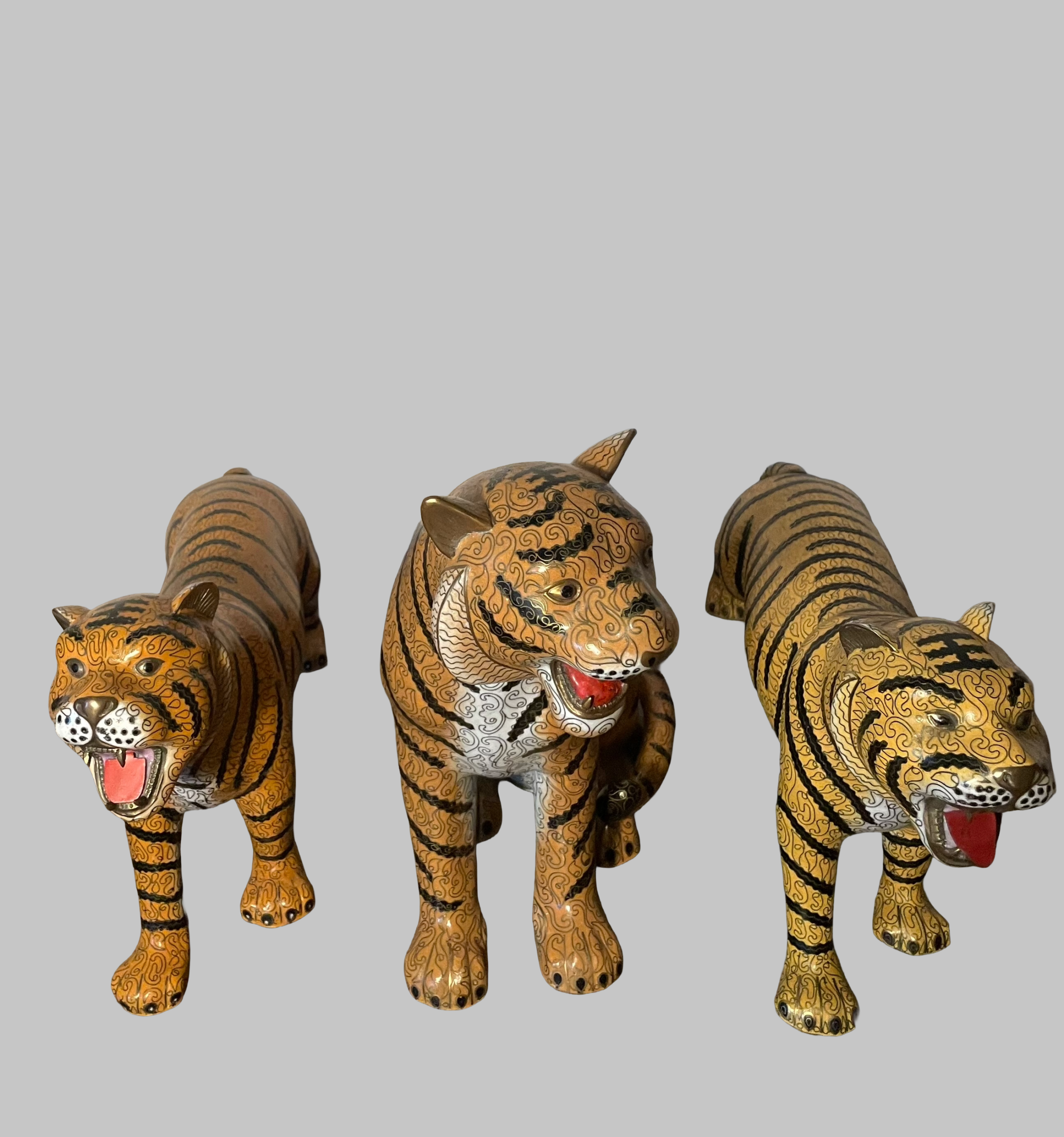 Chinesischer Cloisonné-Tiger-Set aus Vintage-Zeiten: Drei majestätische Figuren mit archaischem Charme