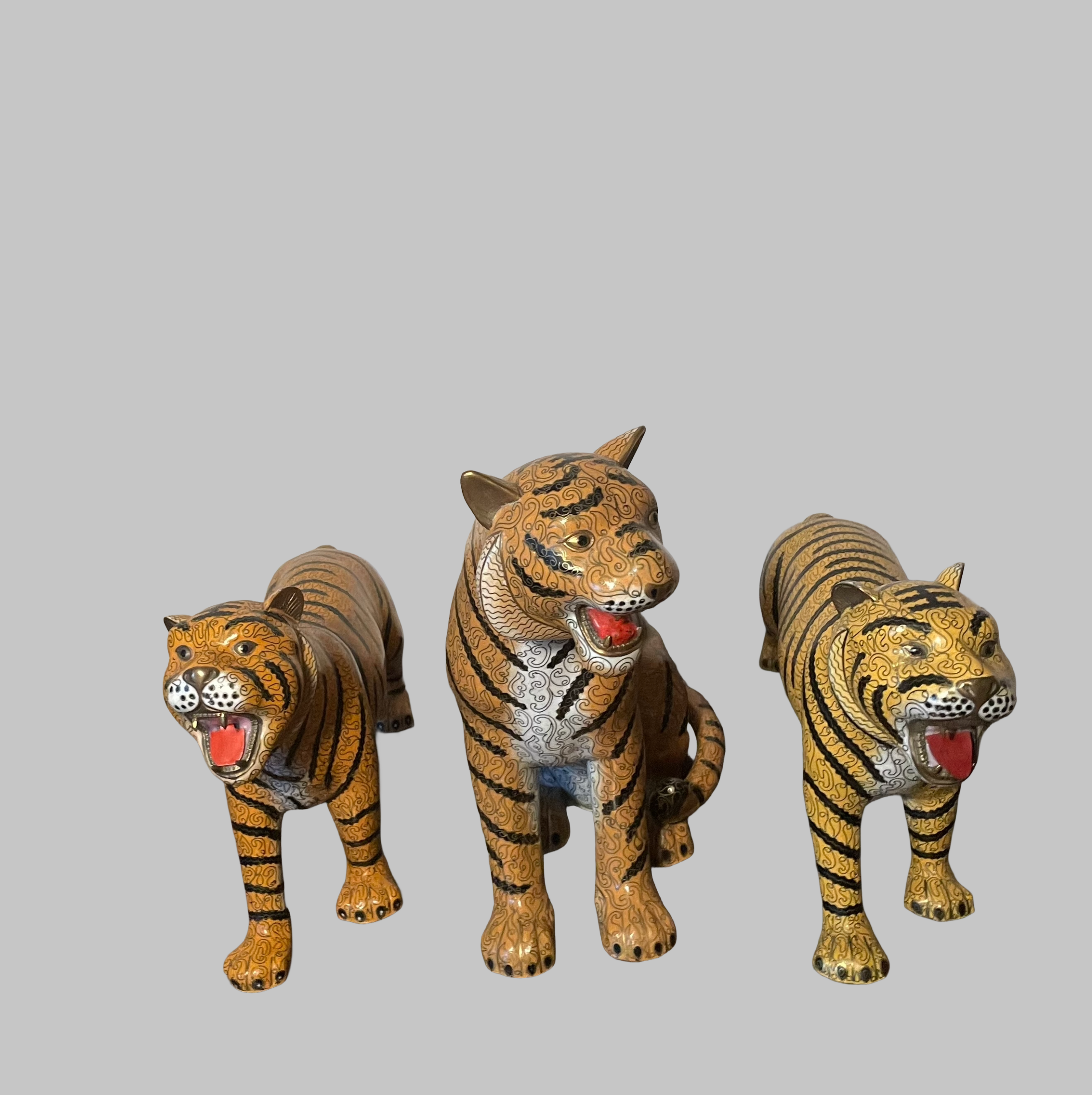 Chinesischer Cloisonné-Tiger-Set aus Vintage-Zeiten: Drei majestätische Figuren mit archaischem Charme