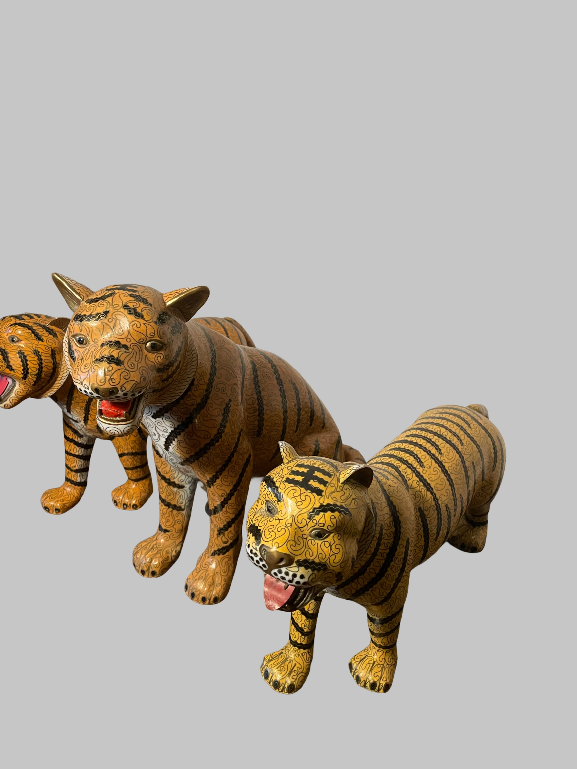 Chinesischer Cloisonné-Tiger-Set aus Vintage-Zeiten: Drei majestätische Figuren mit archaischem Charme