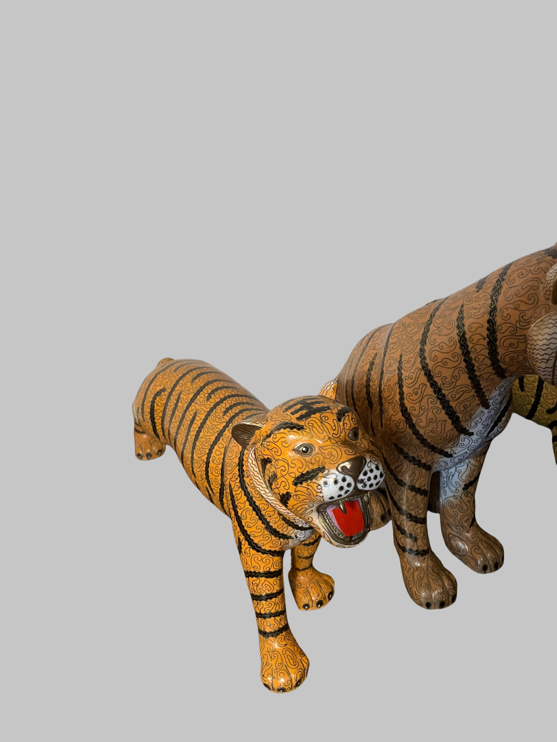 Chinesischer Cloisonné-Tiger-Set aus Vintage-Zeiten: Drei majestätische Figuren mit archaischem Charme