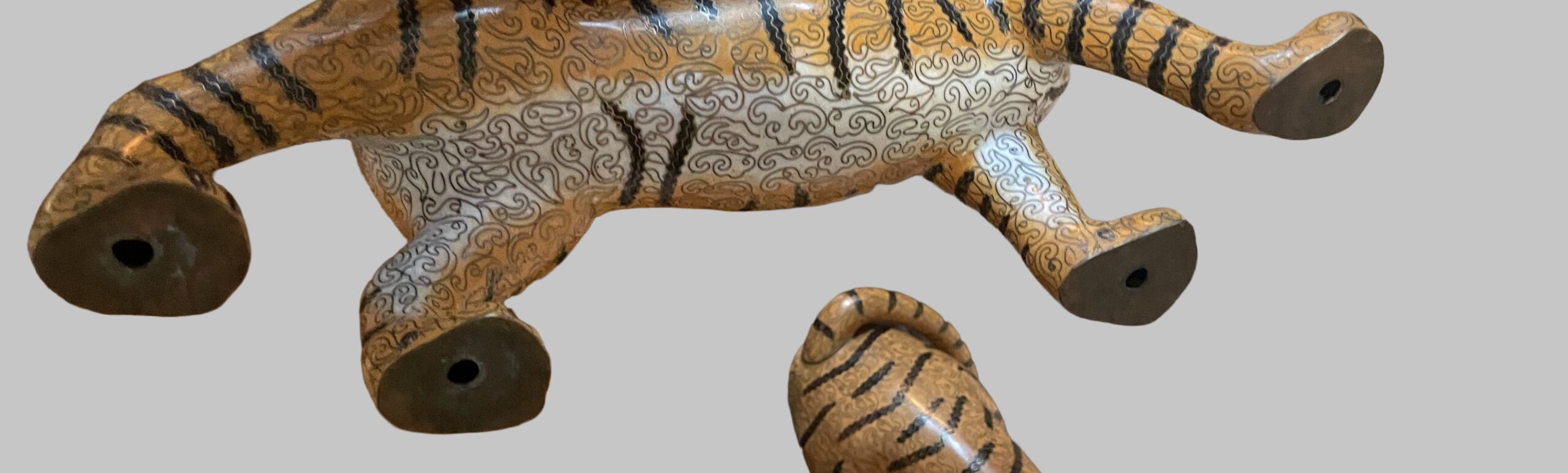 Chinesischer Cloisonné-Tiger-Set aus Vintage-Zeiten: Drei majestätische Figuren mit archaischem Charme