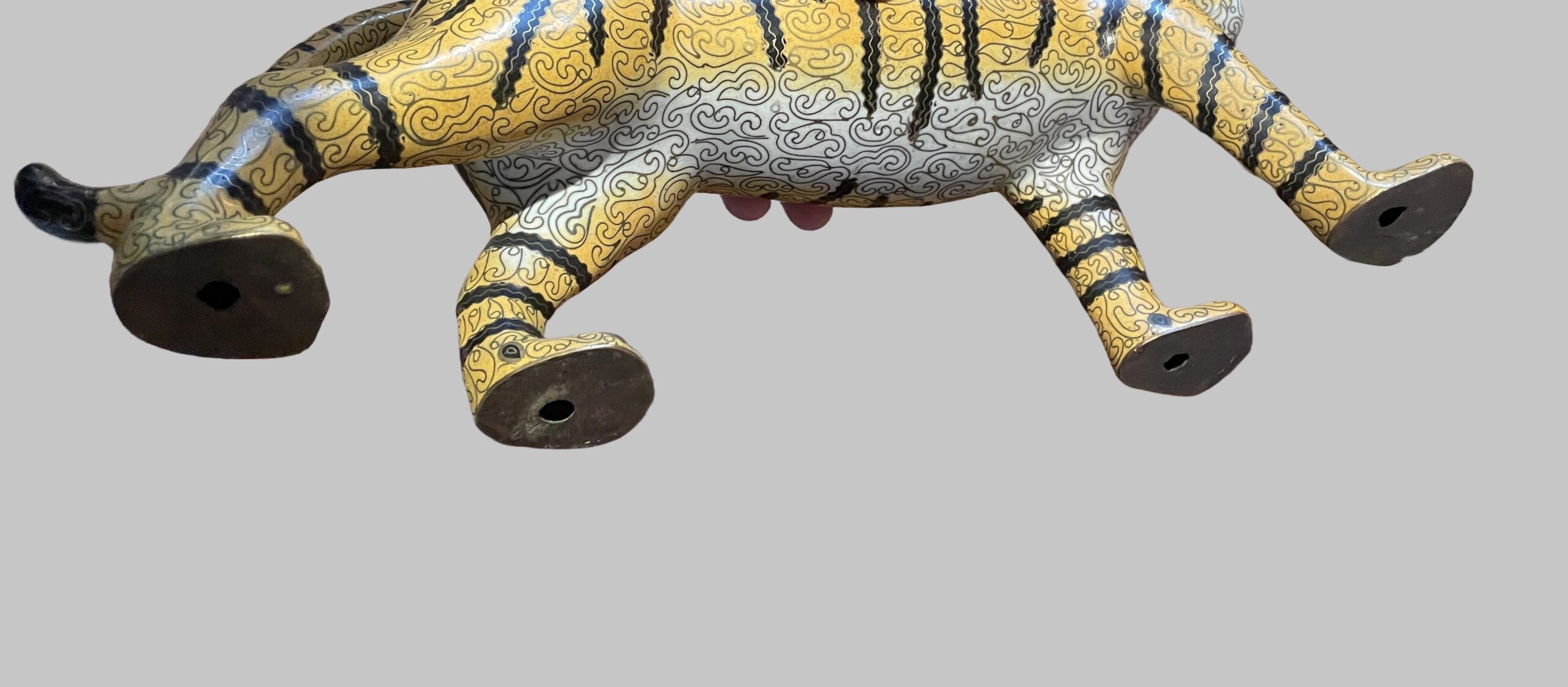 Chinesischer Cloisonné-Tiger-Set aus Vintage-Zeiten: Drei majestätische Figuren mit archaischem Charme