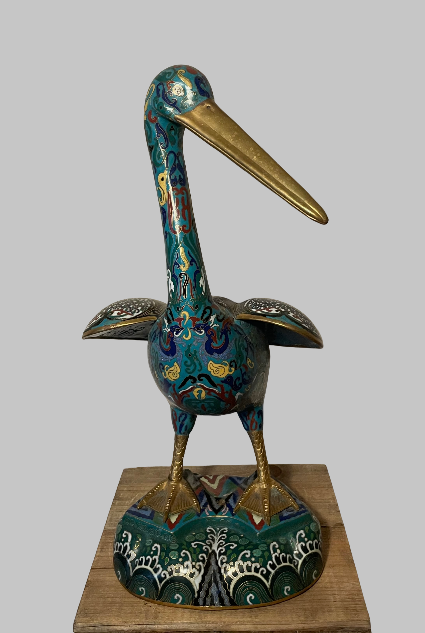 Seltene Cloisonné Pelikan-Figur – Vintage 1960er/70er, 24x38x49 cm, archaische Motive, hochwertiger Emailgrund