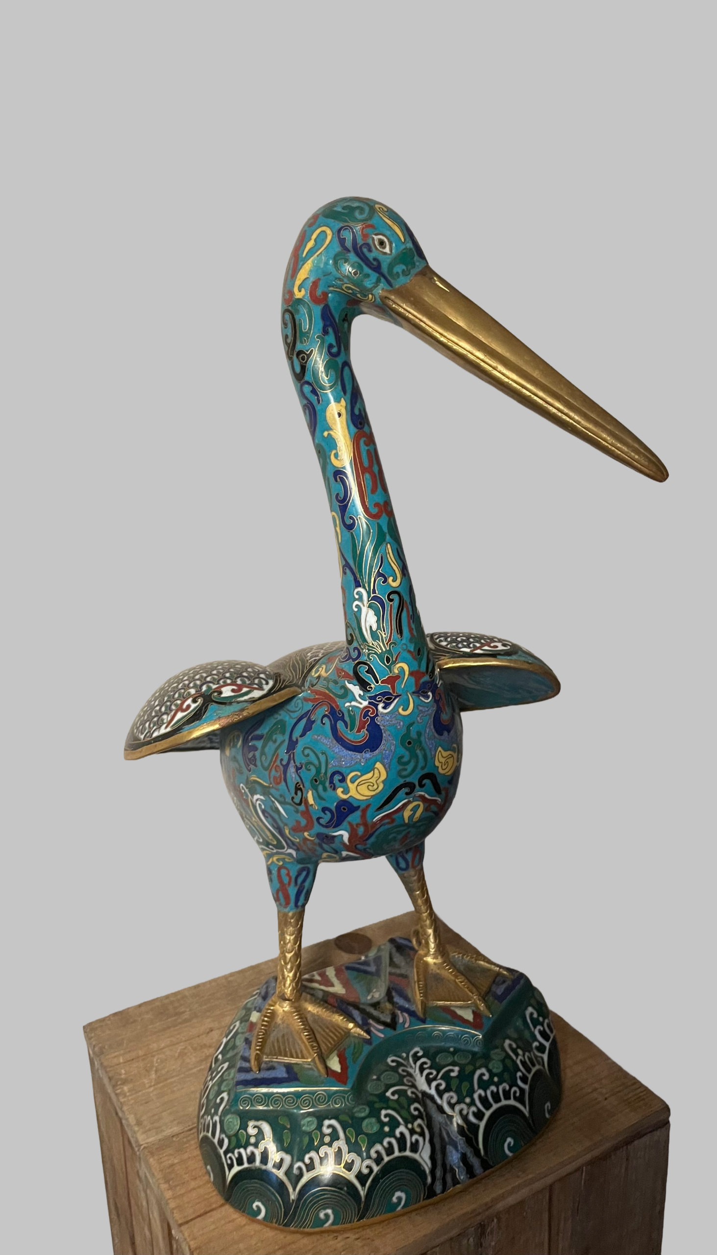 Seltene Cloisonné Pelikan-Figur – Vintage 1960er/70er, 24x38x49 cm, archaische Motive, hochwertiger Emailgrund