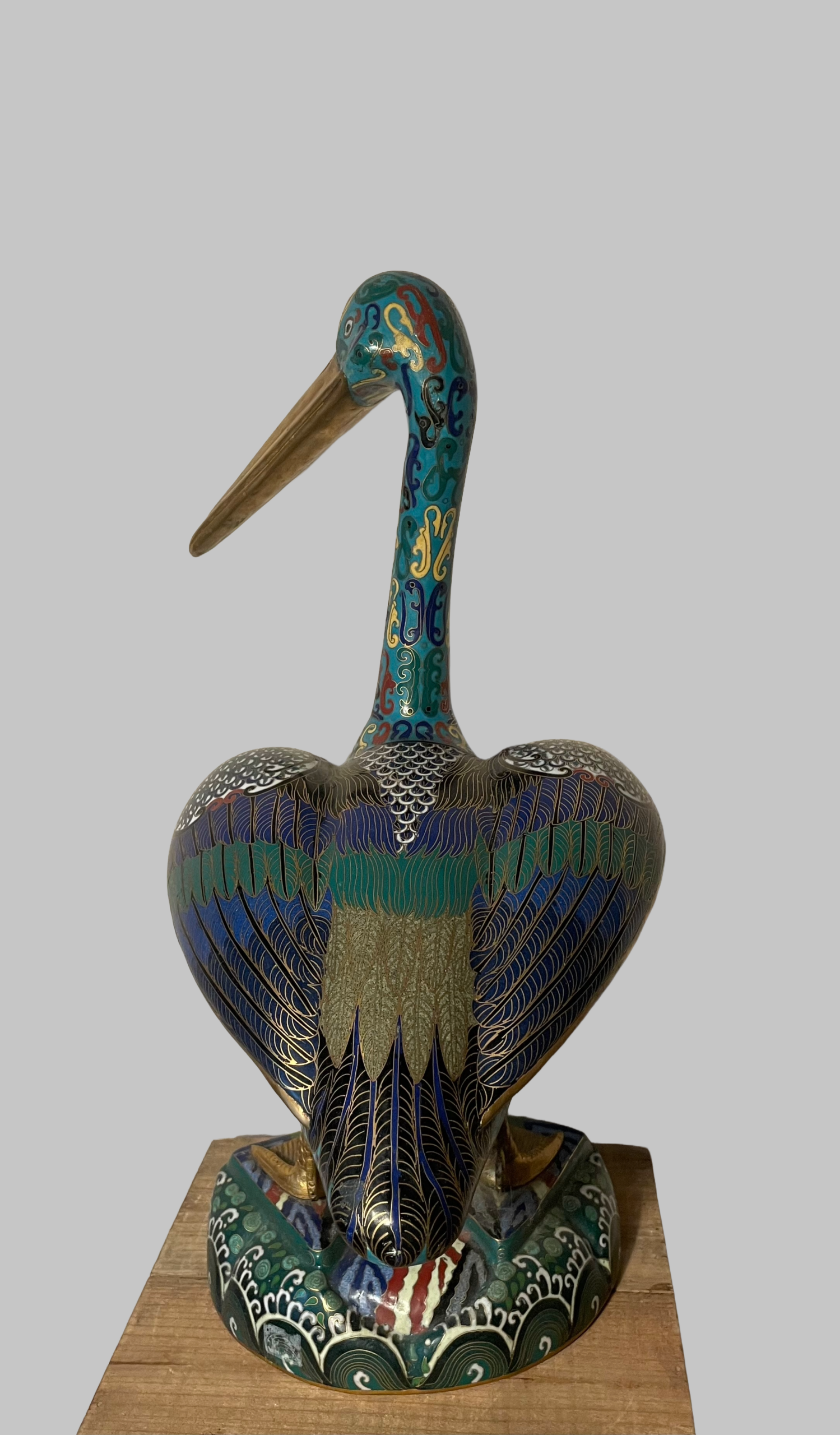 Seltene Cloisonné Pelikan-Figur – Vintage 1960er/70er, 24x38x49 cm, archaische Motive, hochwertiger Emailgrund