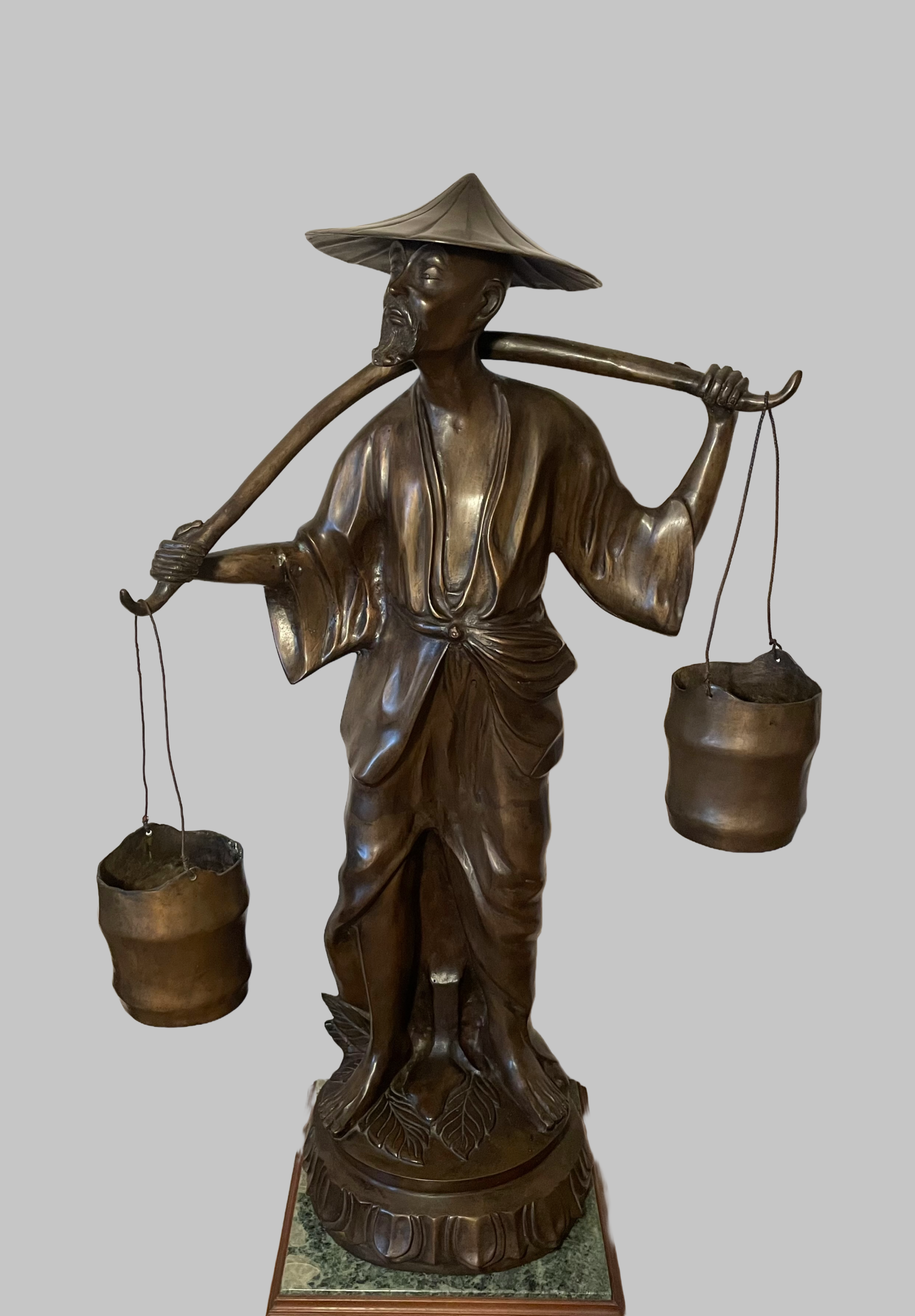 Chinesische Bronzeskulptur, Wasserträger mit verziertem Sockel, Vintage, staatliche Größe, 61x30x105