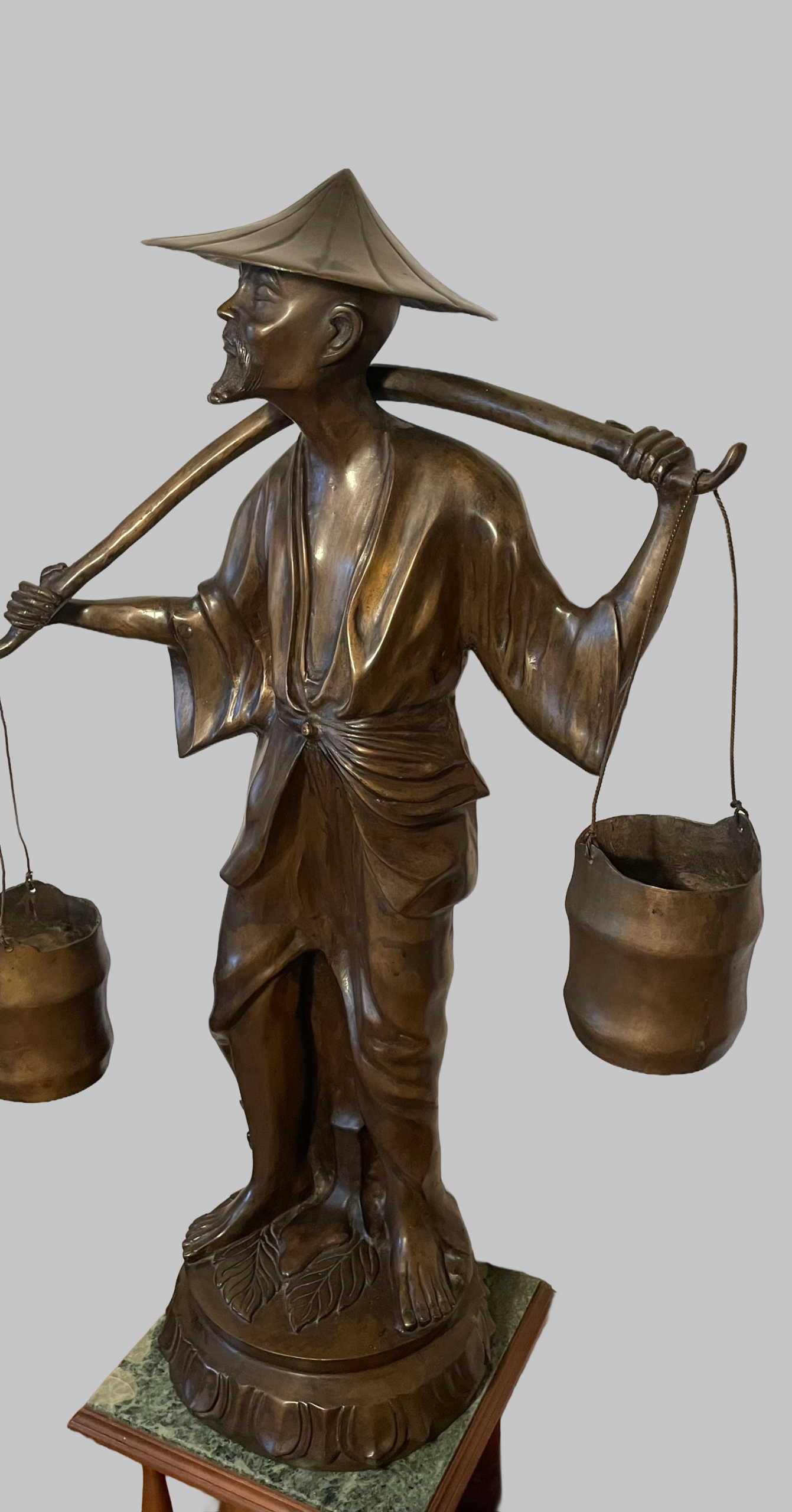 Chinesische Bronzeskulptur, Wasserträger mit verziertem Sockel, Vintage, staatliche Größe, 61x30x105