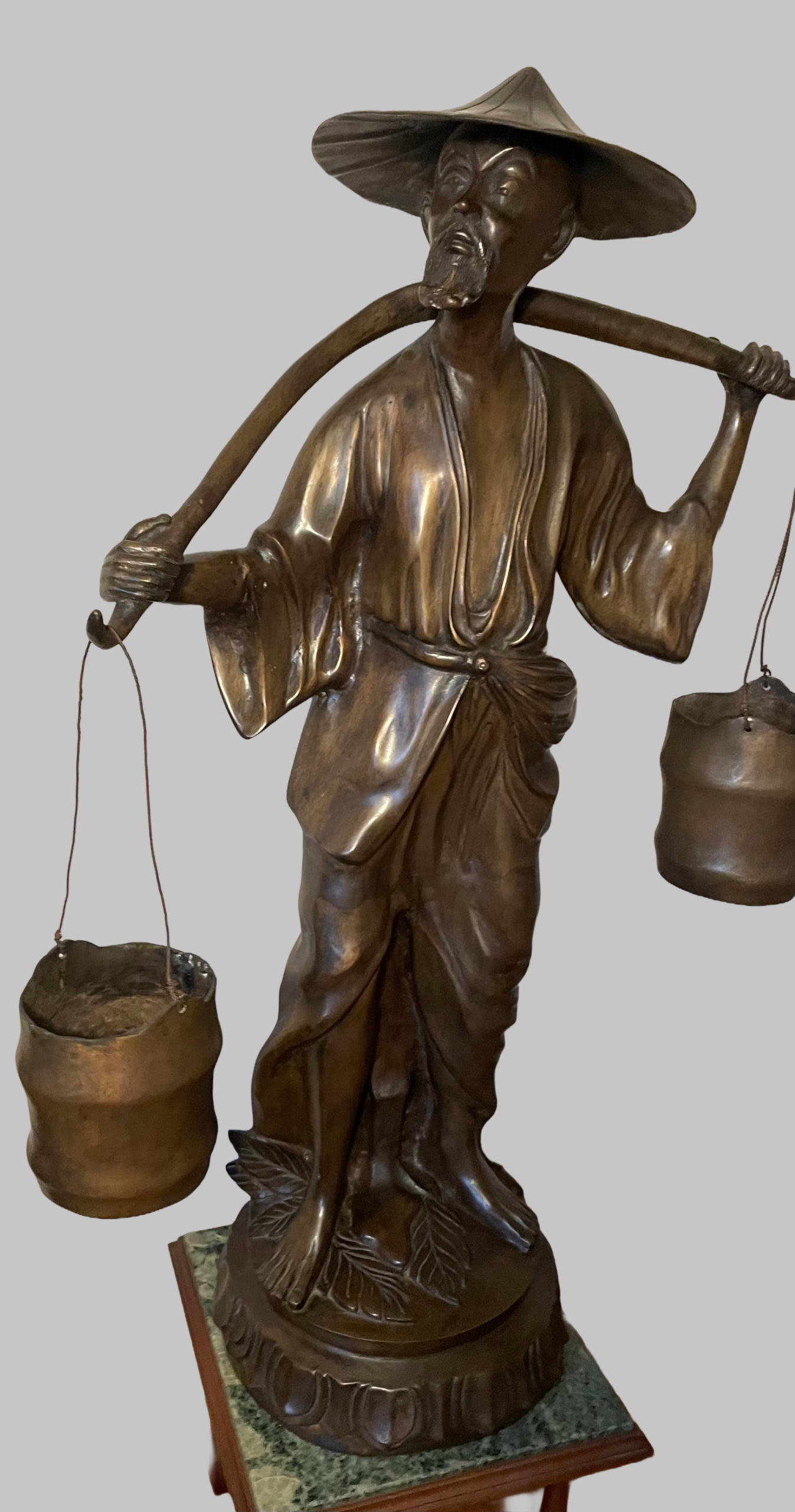 Chinesische Bronzeskulptur, Wasserträger mit verziertem Sockel, Vintage, staatliche Größe, 61x30x105