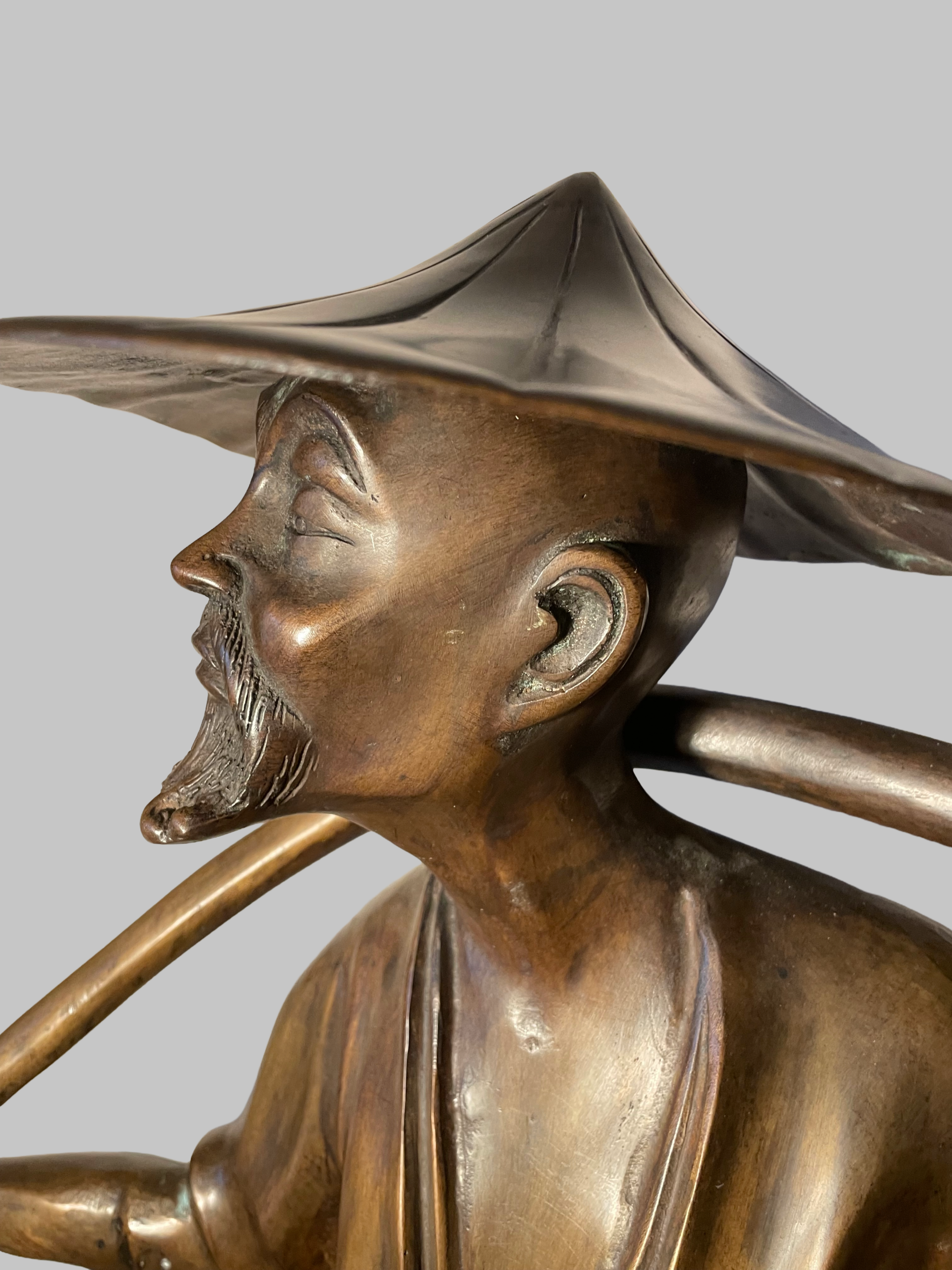 Chinesische Bronzeskulptur, Wasserträger mit verziertem Sockel, Vintage, staatliche Größe, 61x30x105