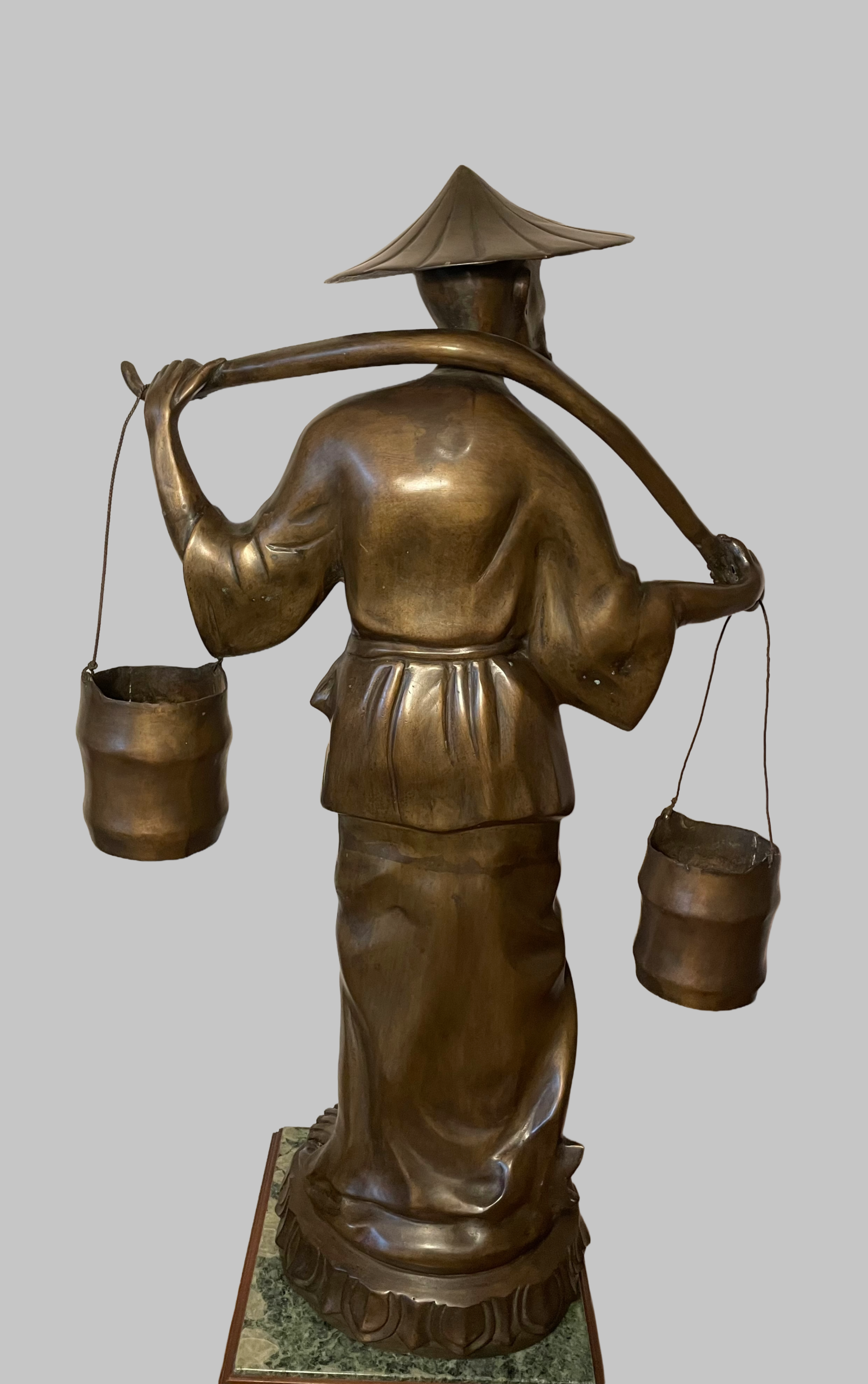Chinesische Bronzeskulptur, Wasserträger mit verziertem Sockel, Vintage, staatliche Größe, 61x30x105
