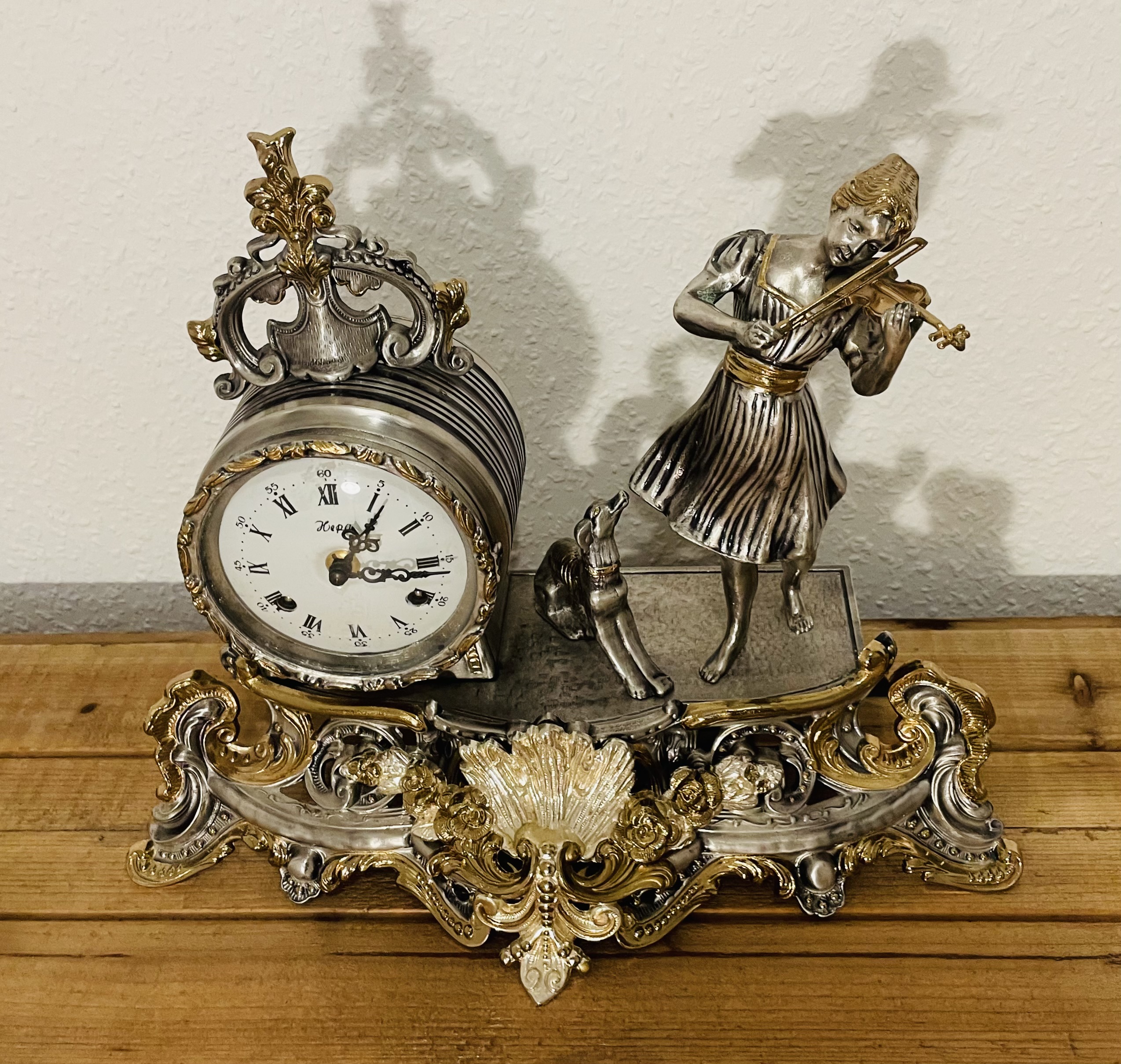 Figürliche Kaminuhr – Italien Vintage Barock Stil, Marke Hepa, massive Metalluhr, Mid Century, Motiv Geigerin – Dekoration